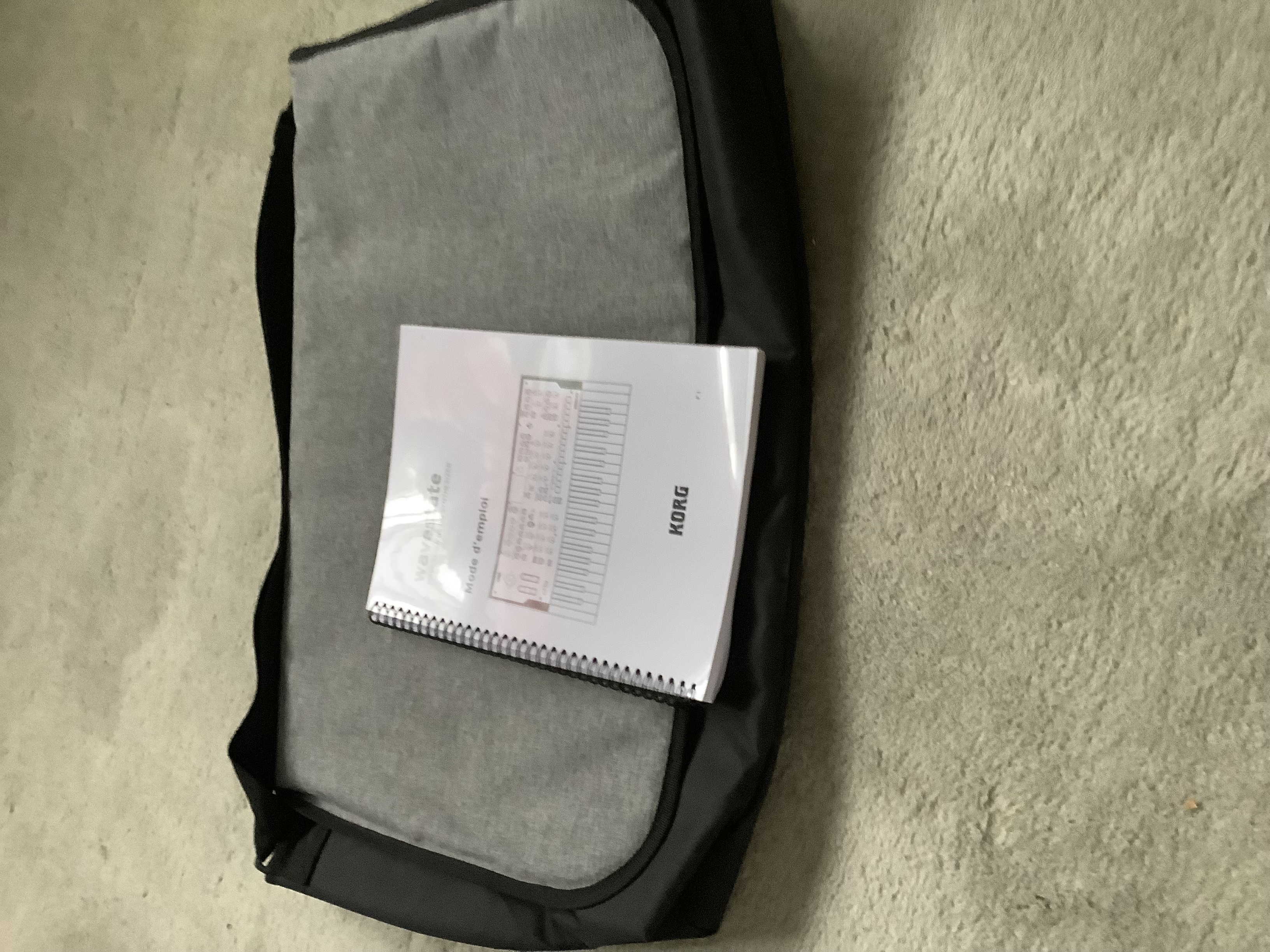 Vends Korg wavestate MKII en excellent état avec desksaver, sacoche de transport, manuel et carton d’origine