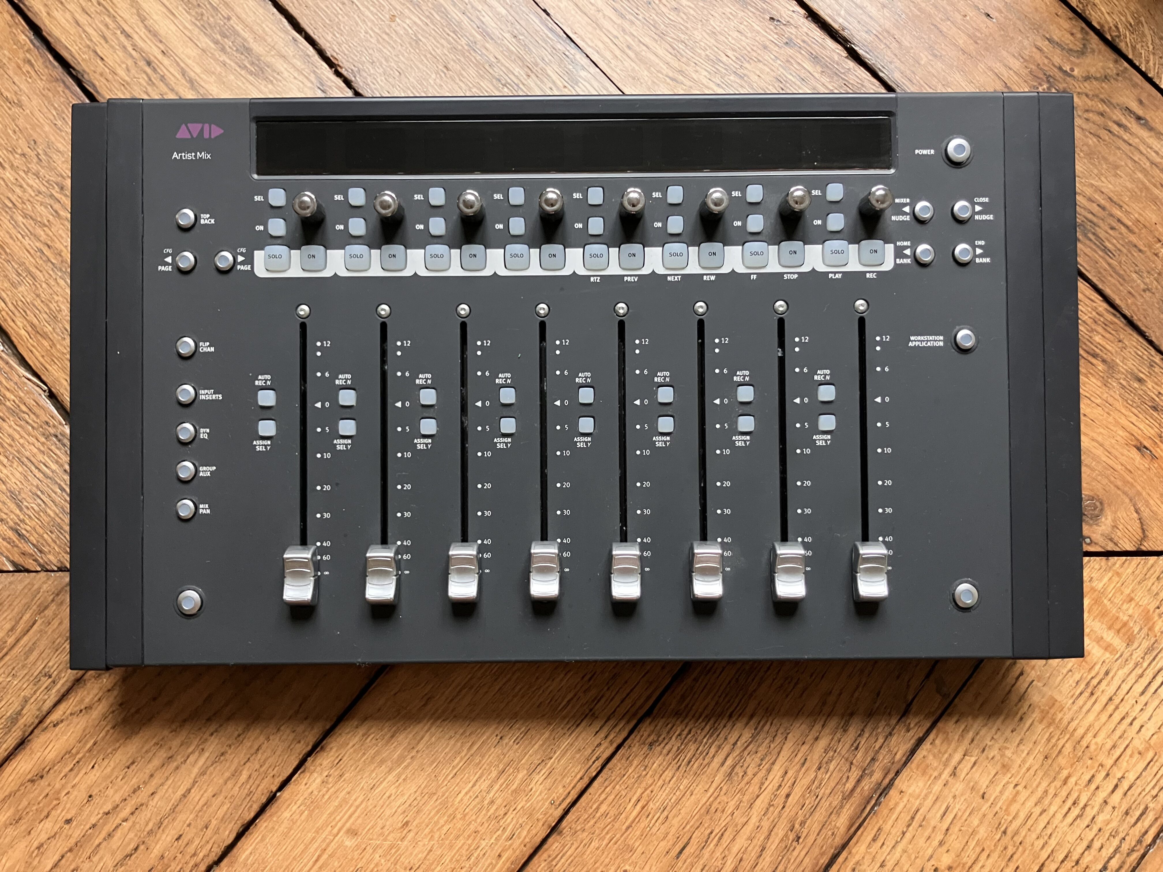 Surface de controle 8 voix Artist Mix Avid