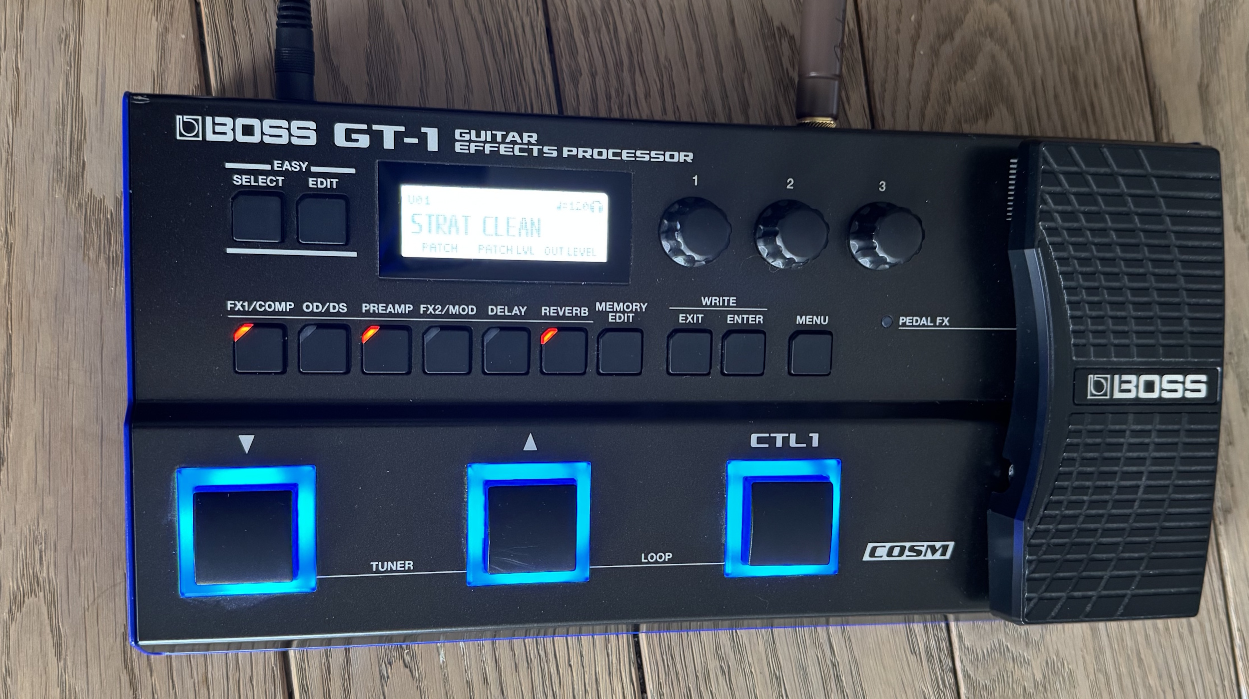 Vends pédalier Boss GT-1 avec housse et adaptateur