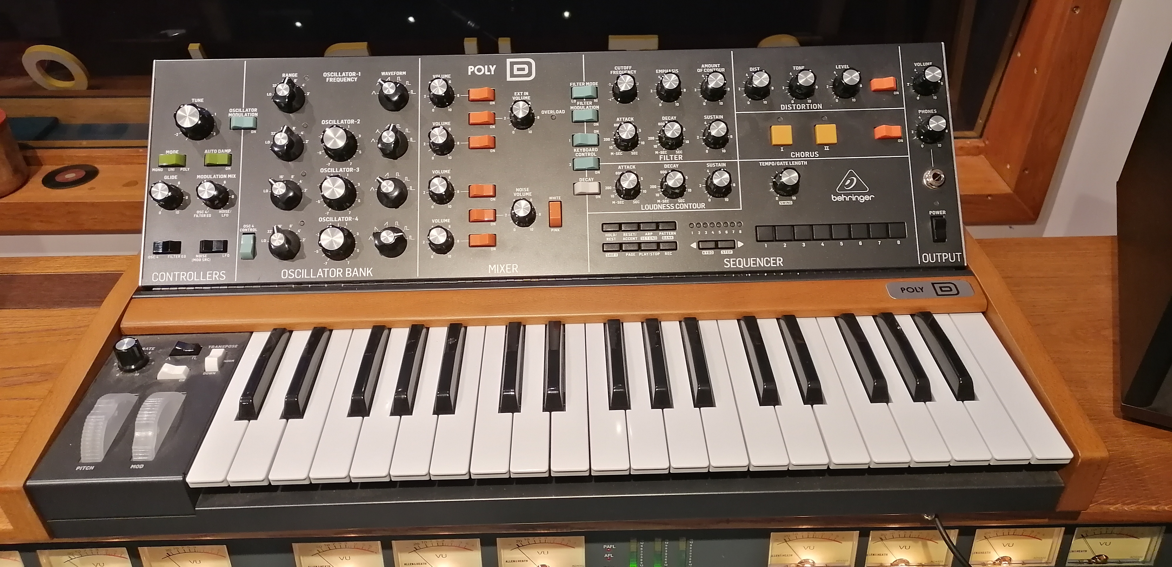 Vends Synthe Behringer Poly D 