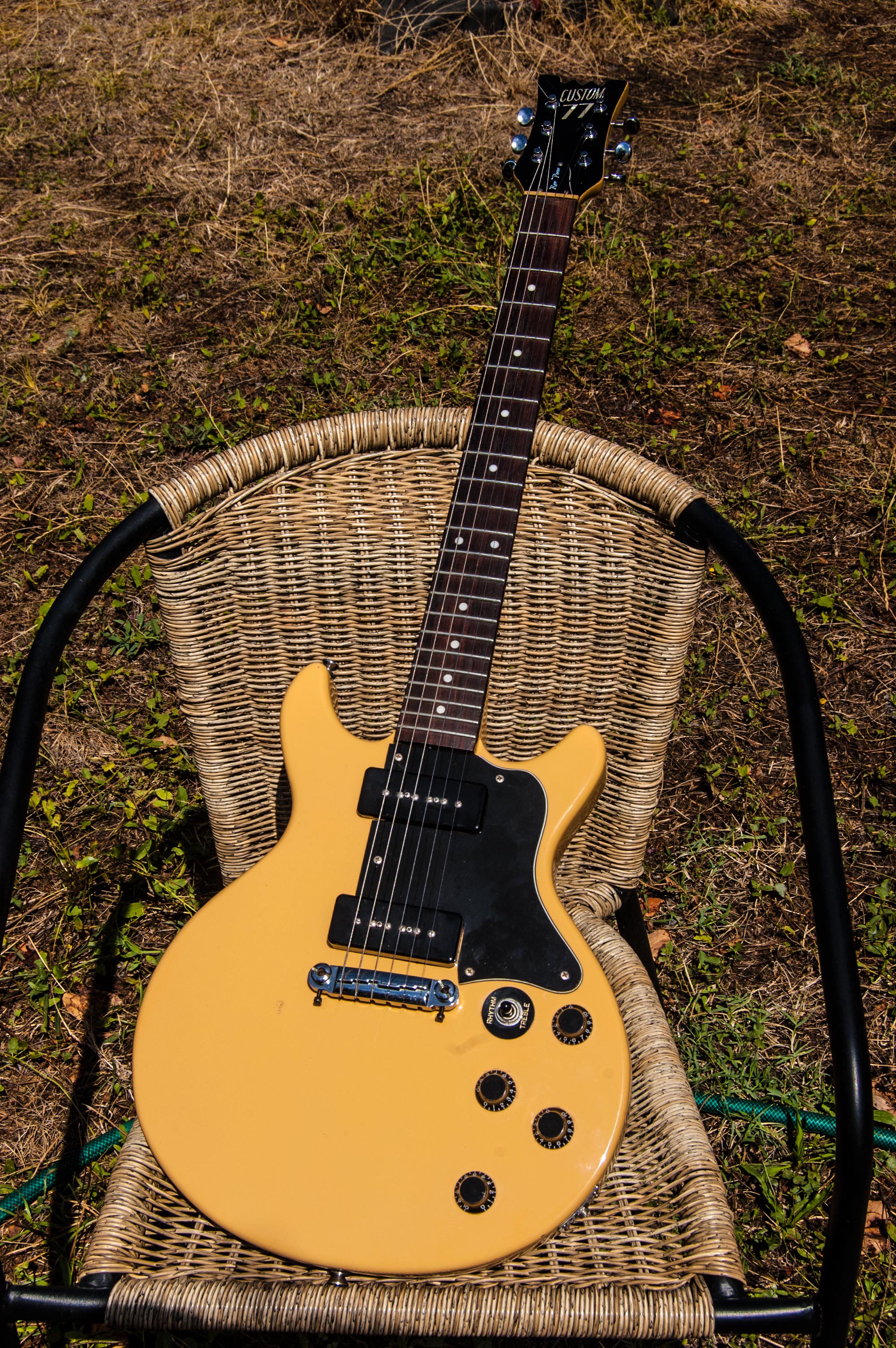 Vends rare guitare électrique Custom 77 London' s Burning Raw Raw power TV yellow 