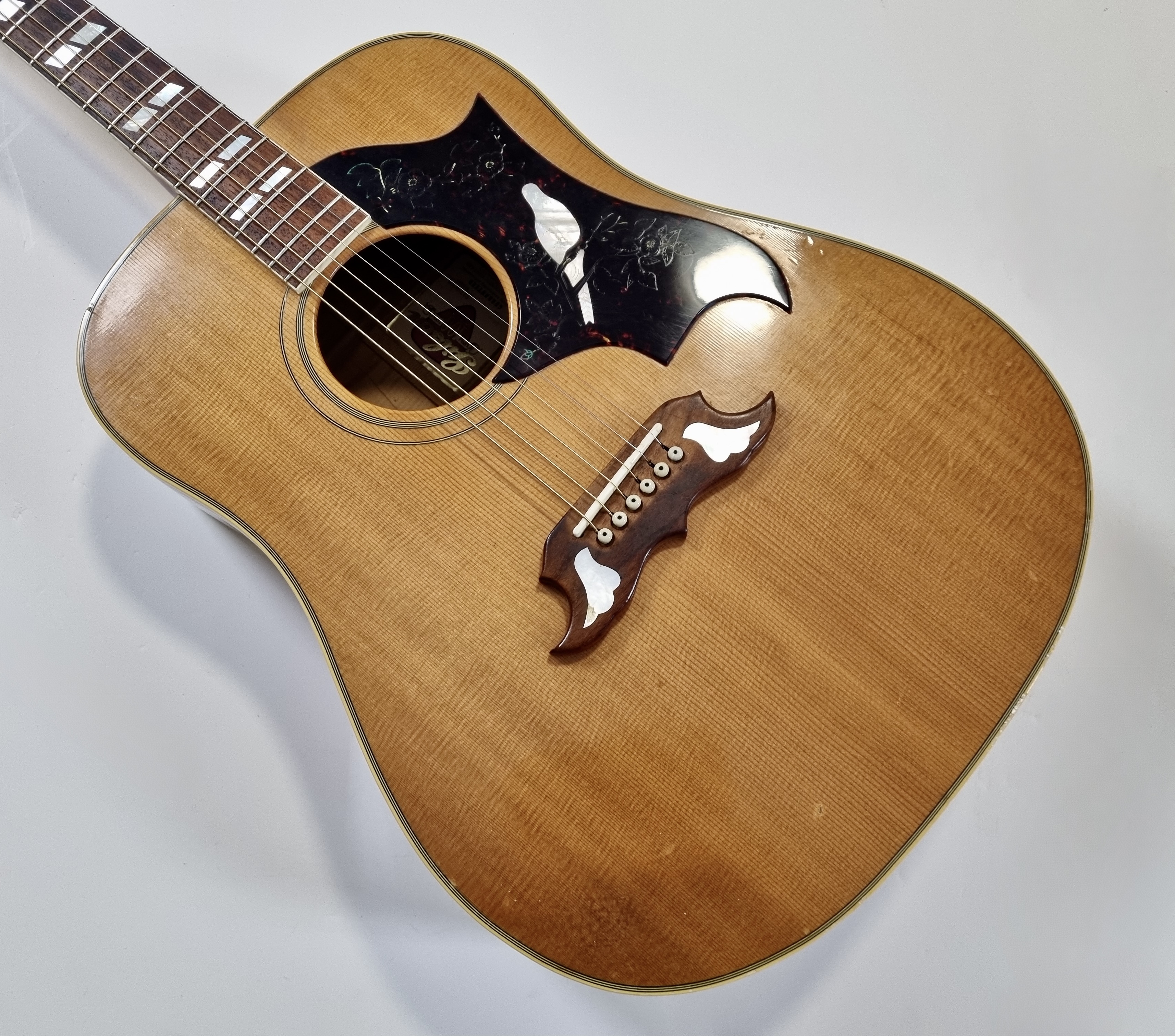 Gibson Dove (73286)