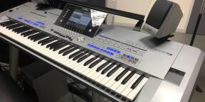 Yamaha Tyros 5 – 76 touches + enceintes TRS-MS05 + pied en X – Excellent état