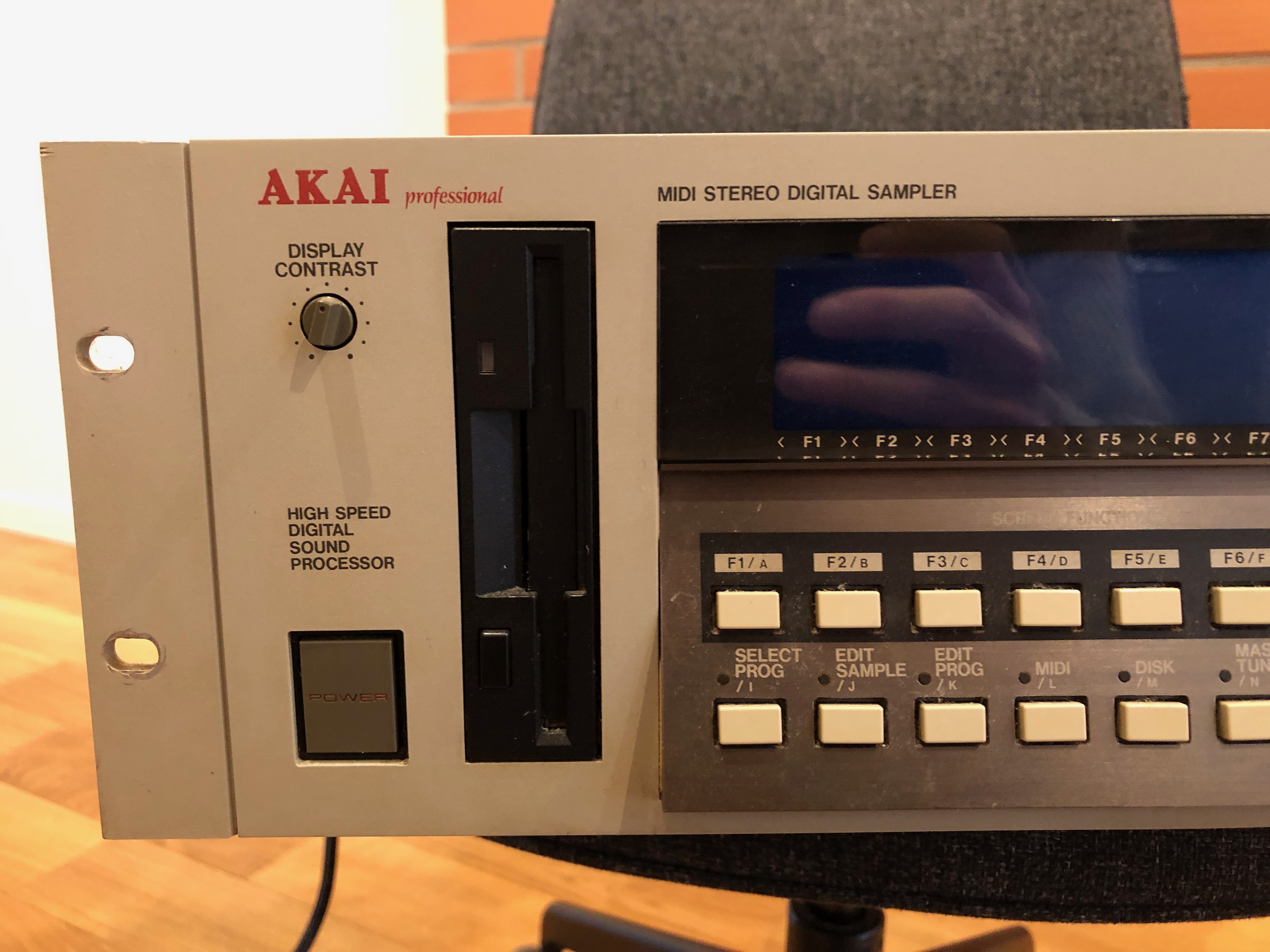 Akai S1100