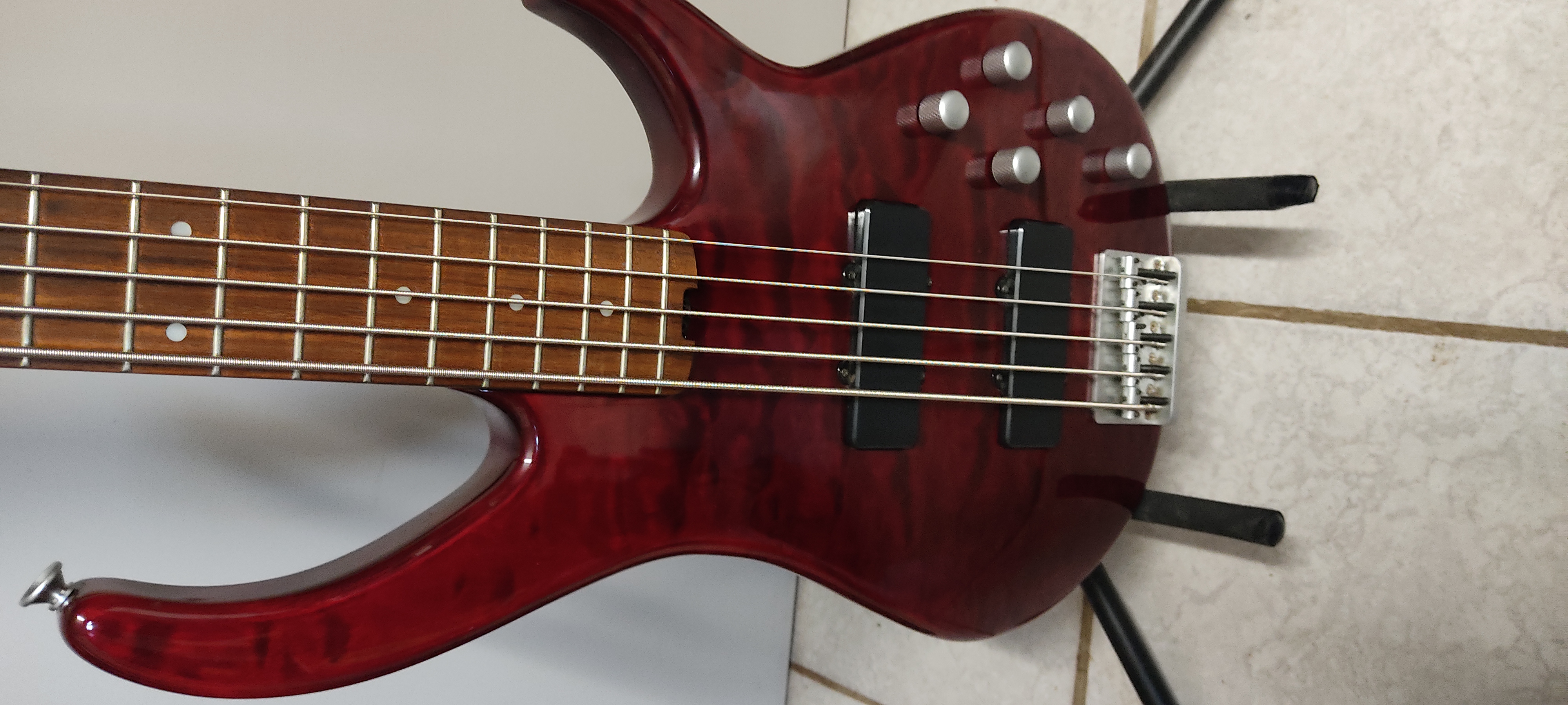 AV. : Peavey Fury V Active