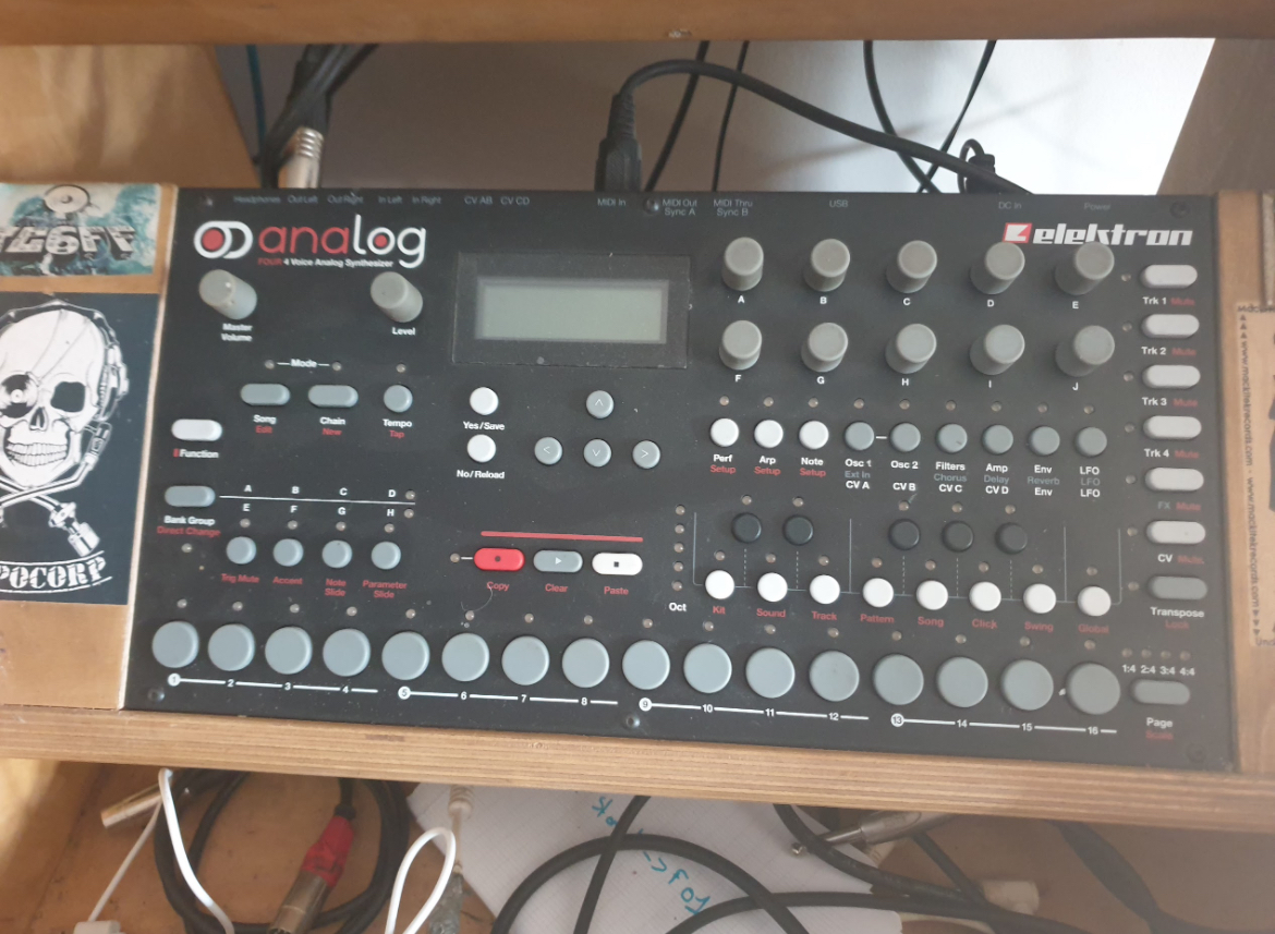 Vends Elektron Analog Four + deskaver