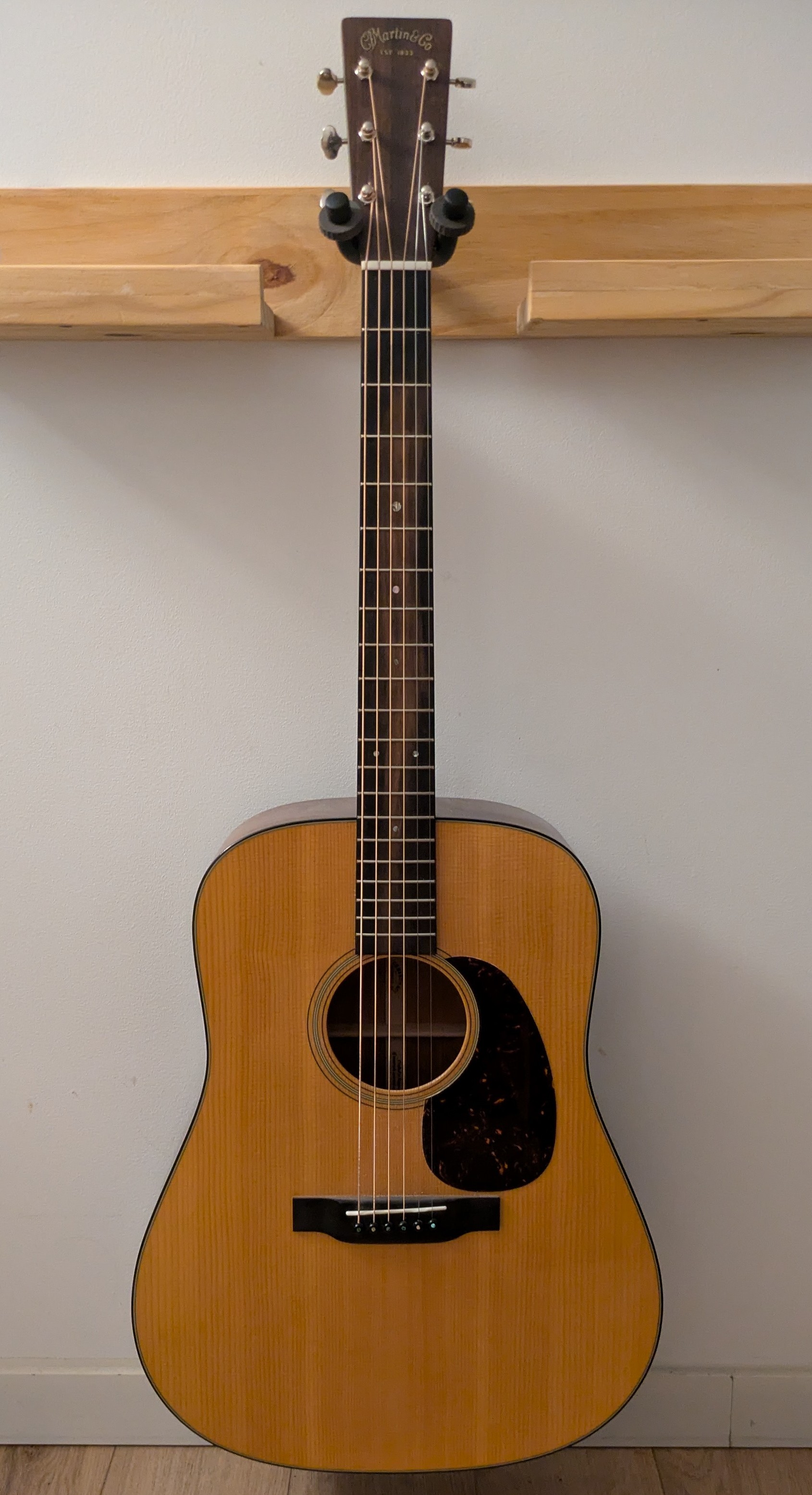 Martin D18