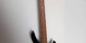 Guitare basse HARTKE SB-15 noire tres bon état.