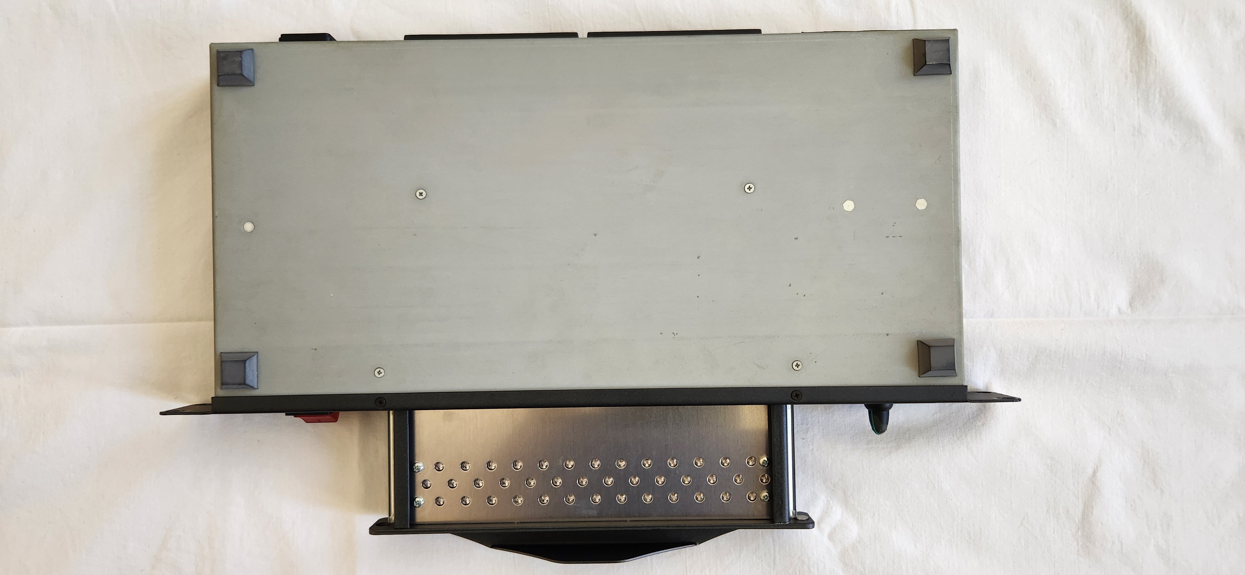 Suppresseur d'interférences rackable