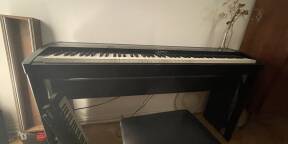 Vends Kawai ES-8 avec tabouret et pieds en bois