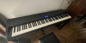 Vends Kawai ES-8 avec tabouret et pieds en bois