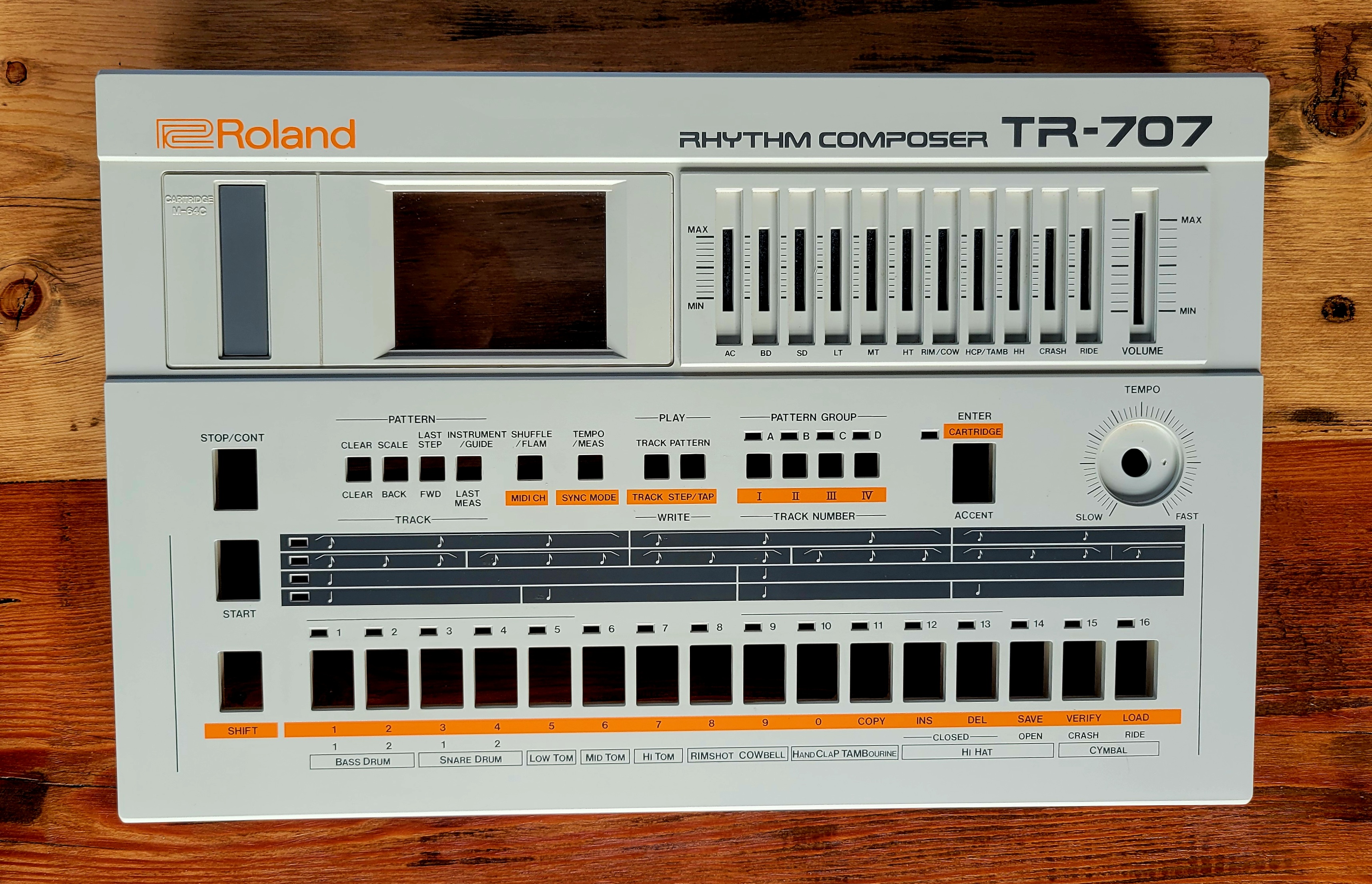 Face avant de TR-707 dans un état exceptionnel