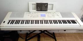 Synthé Yamaha DGX 660 + accessoires .