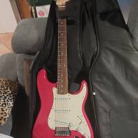 Vends guitare Squier by fender Bullet Strat + ampli Line 6 15W + Housse de transport , cordon de raccordement