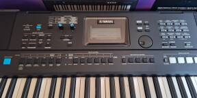 VENDS YAMAHA PSR E473
