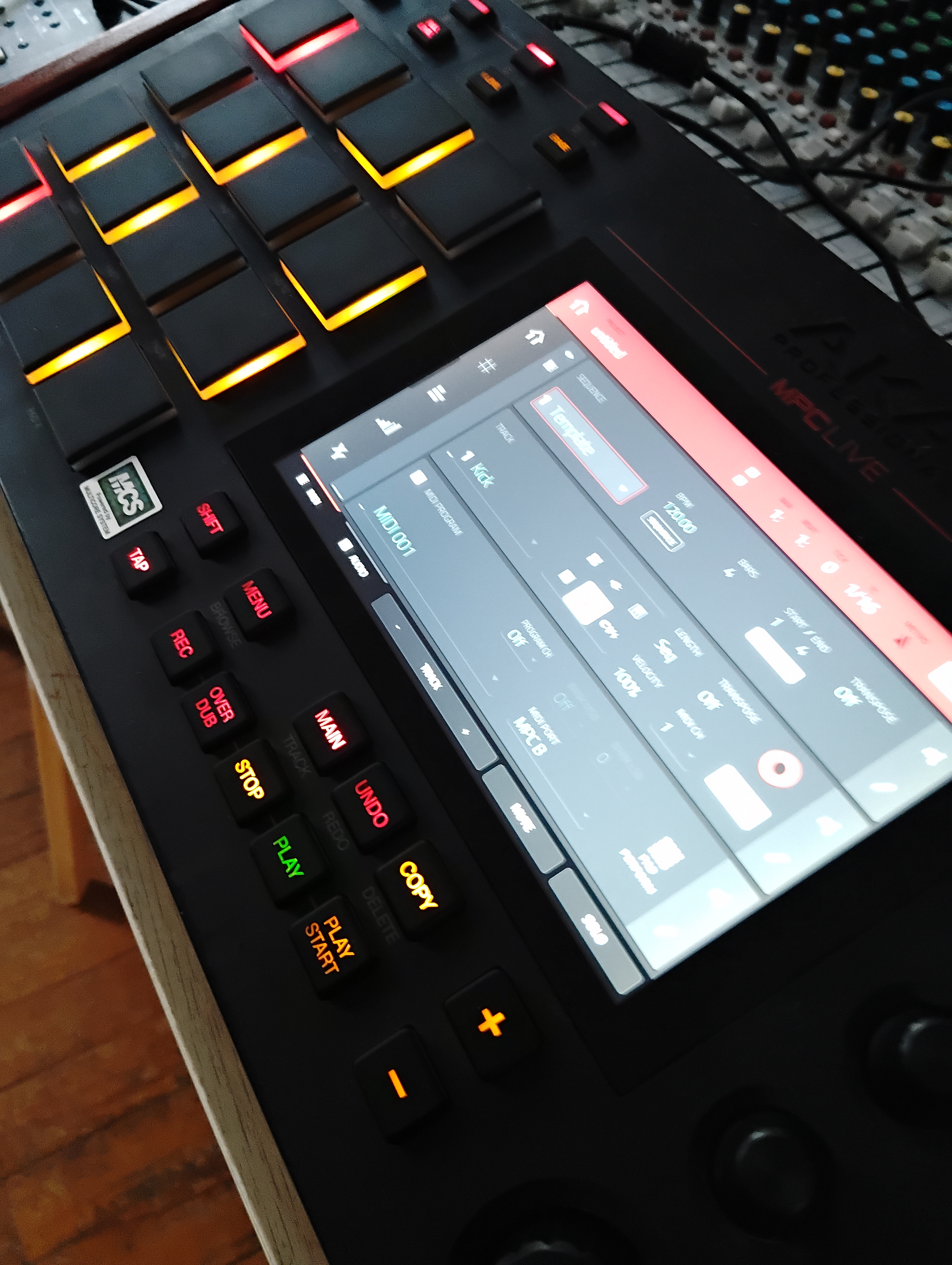 MPC LIVE + stand bois + Jura (plugin Juno)