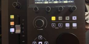 Contrôleur DAW SSL UF1 dans un état neuf.