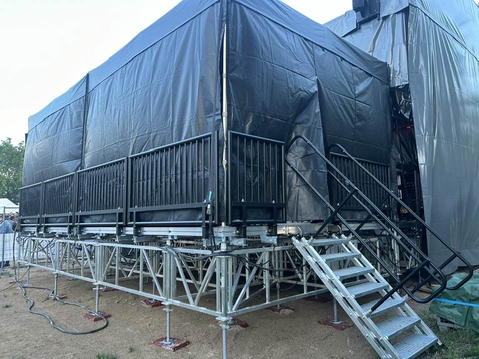 Scène traditionnelle ASD 80m2 en praticable extérieur 500kg/m2 + maillage alu