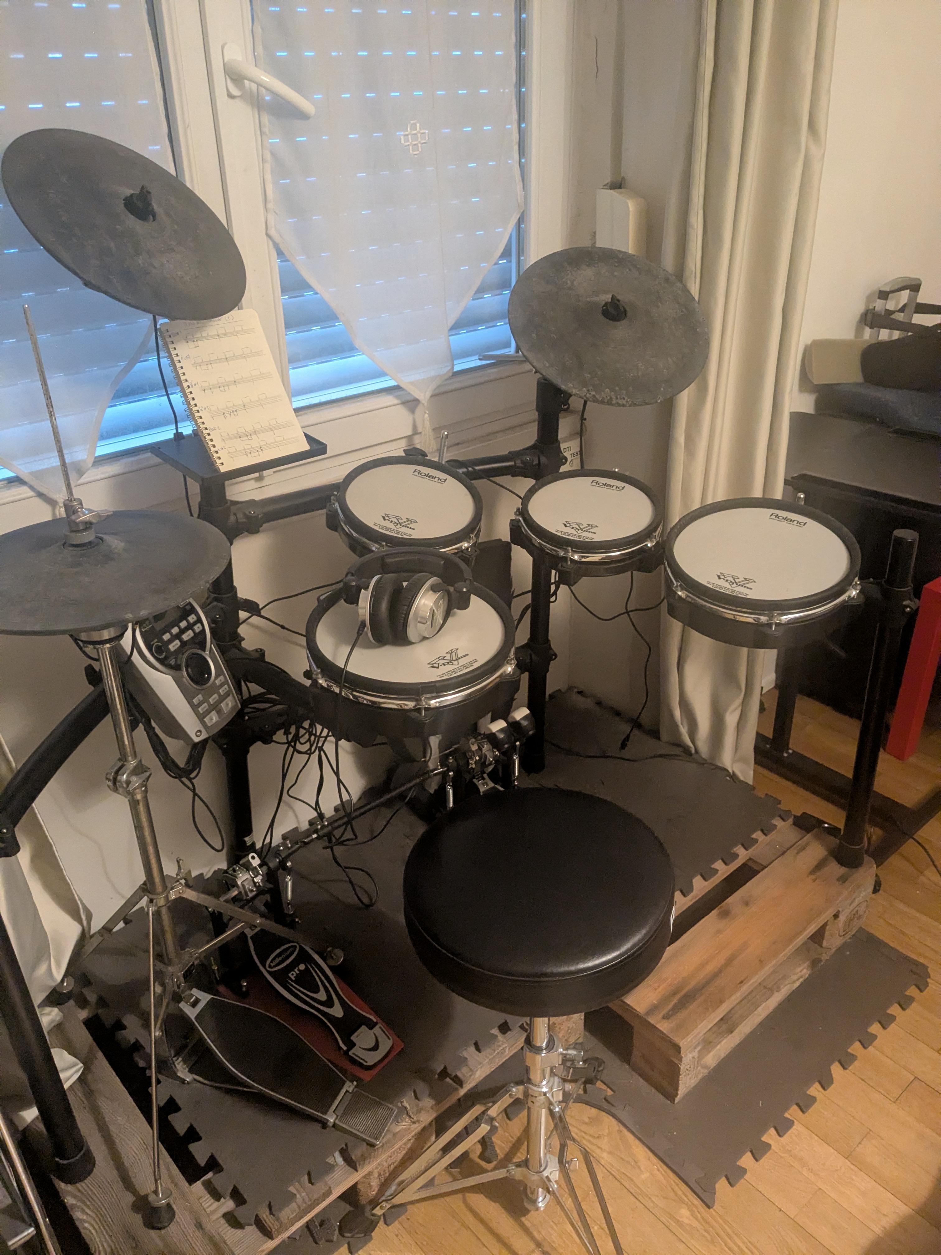 Batterie électronique ROLAND TD 15KV + double pédale + siège + pied de charleston + casque pour batterie