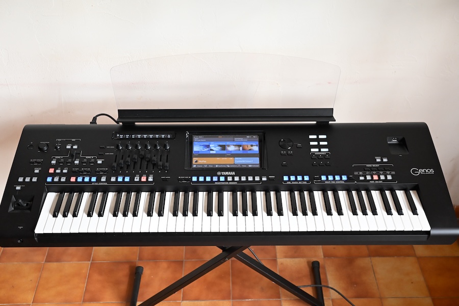 Vends Yamaha Genos 1 en version 2 avec garantie + pack enceintes