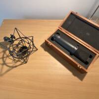 Neumann U87 Ai – coffret bois + spider EA87