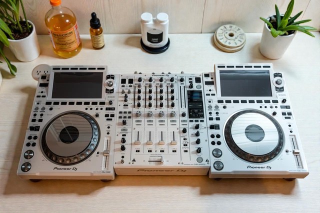 Configuration Pioneer DJ Édition Limitée Blanche – 2 × CDJ-3000 + DJM-900NXS2 (État impeccable, très peu utilisée)