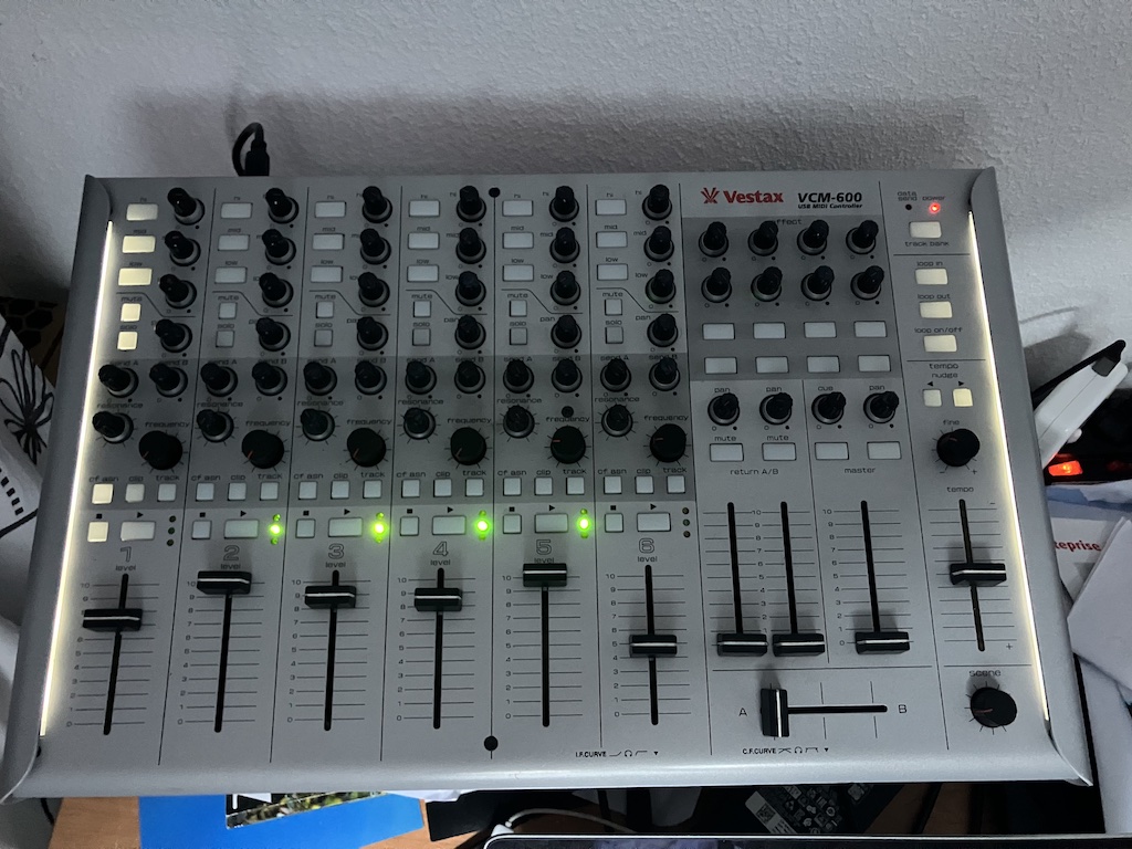 RARE: Contrôleur Ableton Live en béton ! 