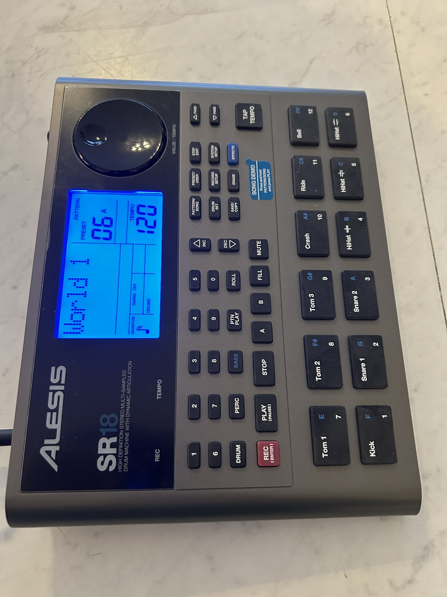 alesis SR18