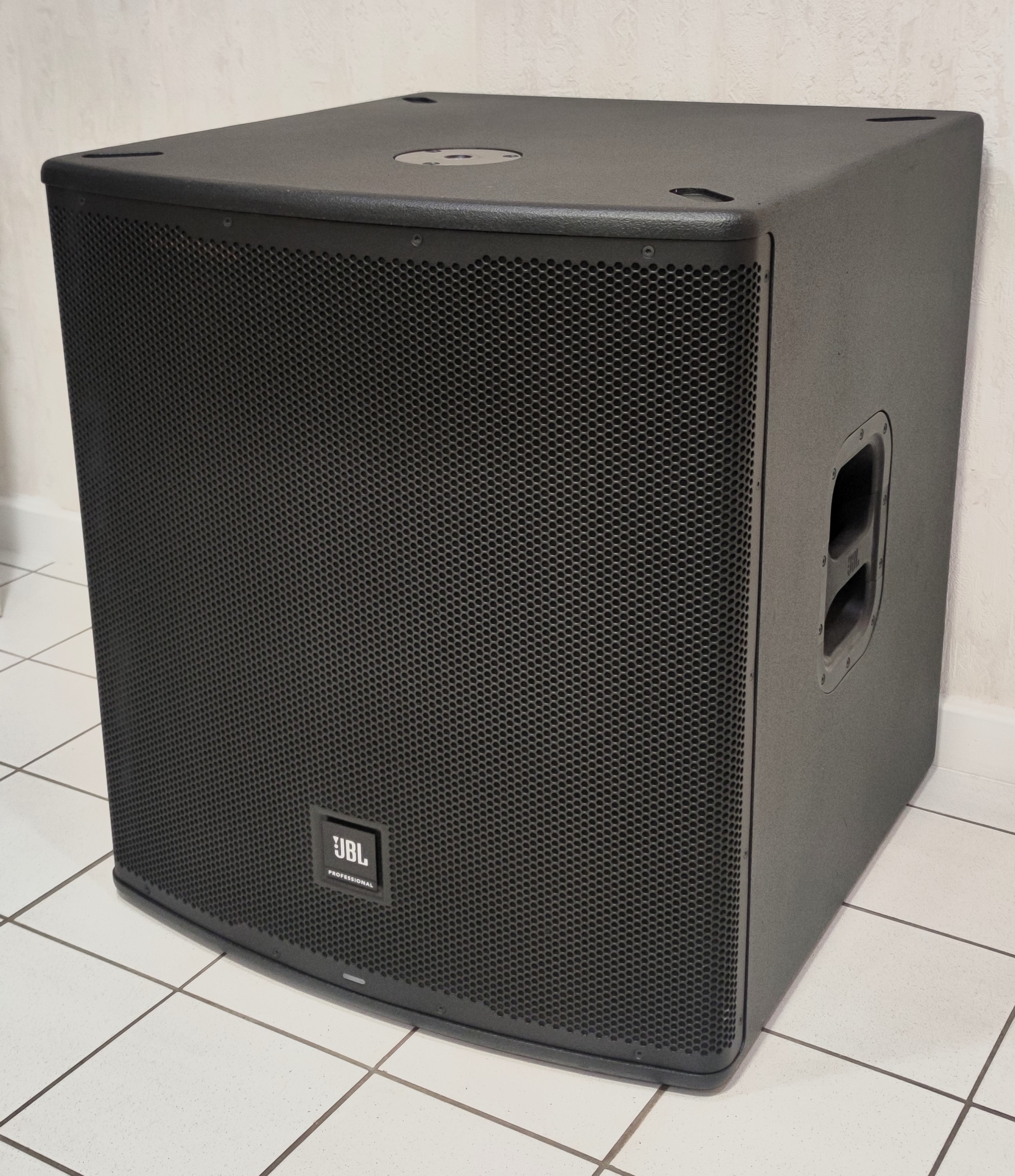 JBL EON 718s Caisson de basses actif 18" Puissance 1500W Excellent état avec Housse