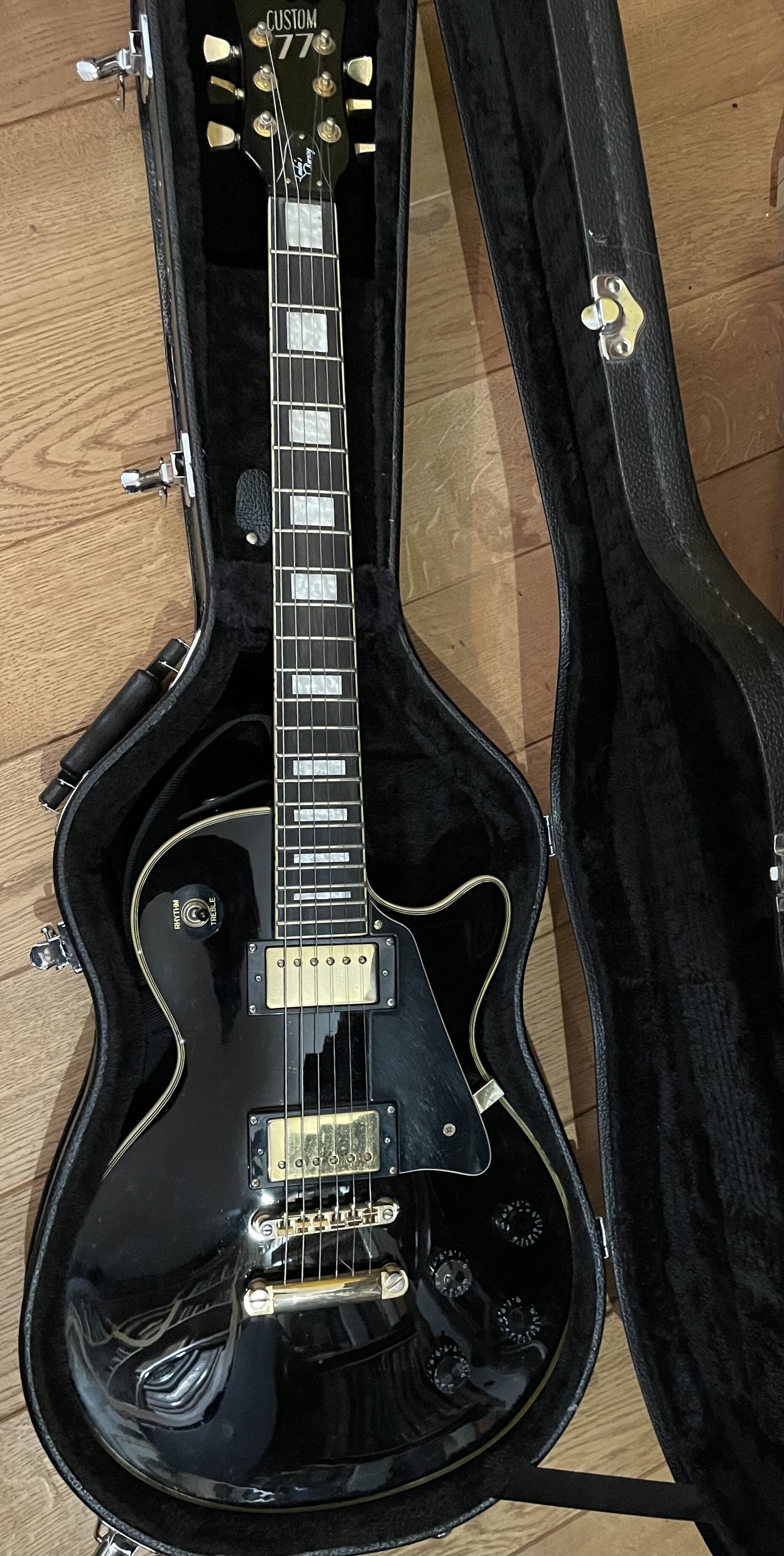  Vends Custom 77 London's Burning CS4 noire avec flightcase rigide