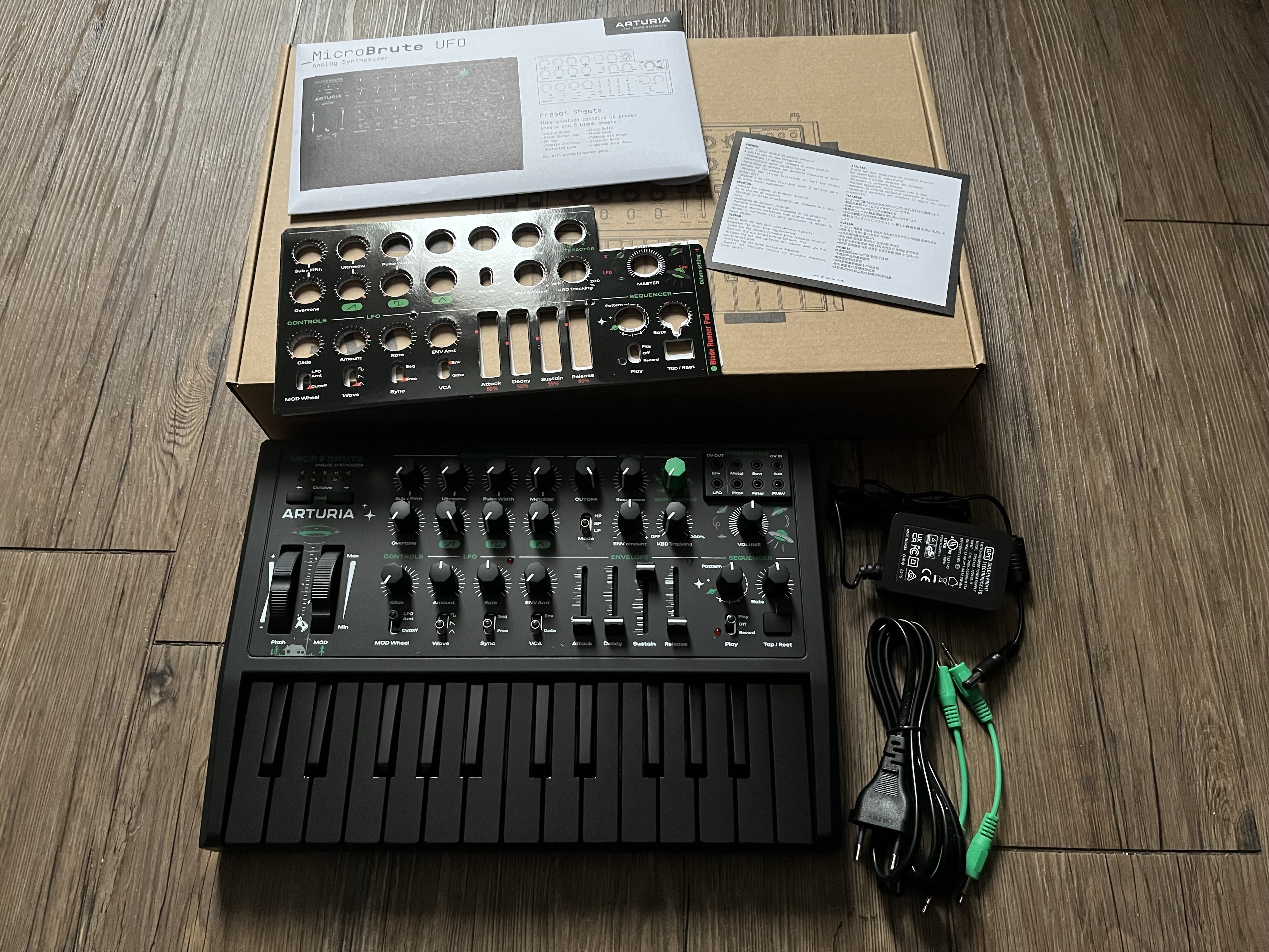 Vends Arturia MicroBrute UFO (édition limitée noire)