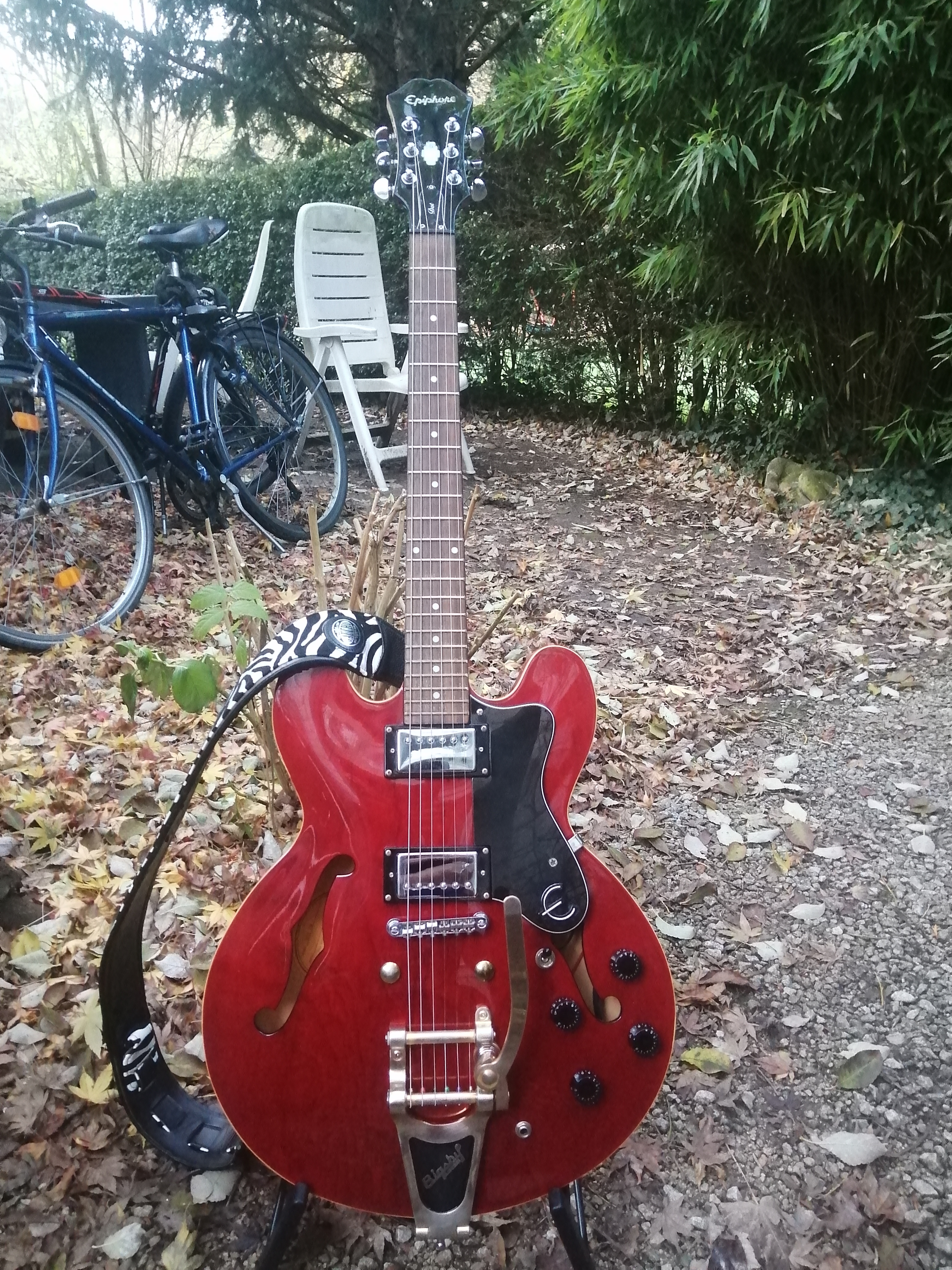 EPIPHONE ES-335 Dot rouge, Bigsby