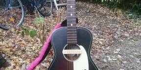 Gretsch Parlor Jim Dandy avec micro intégré et valise.