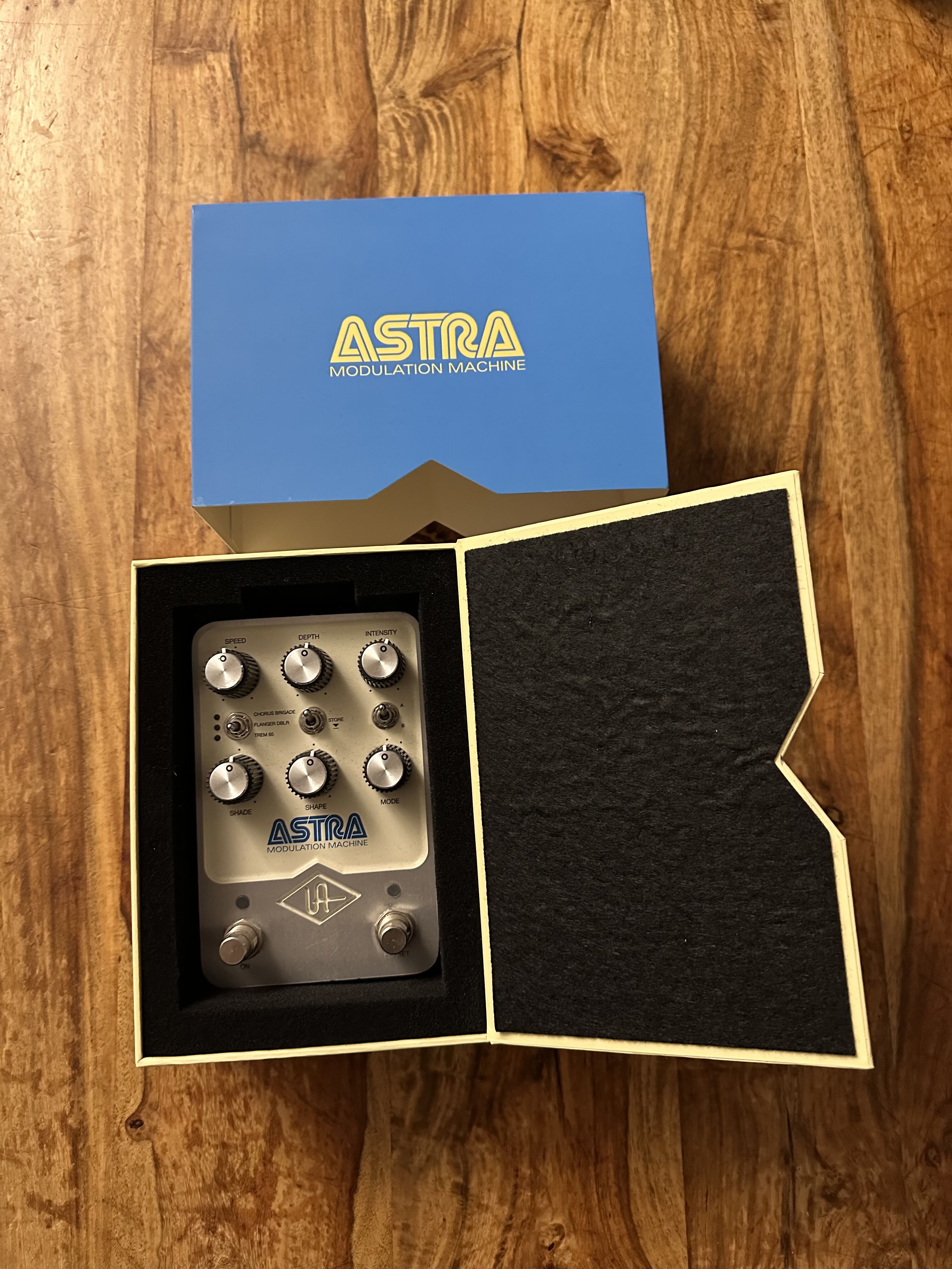 Universal Audio Astra avec boite d'origine 