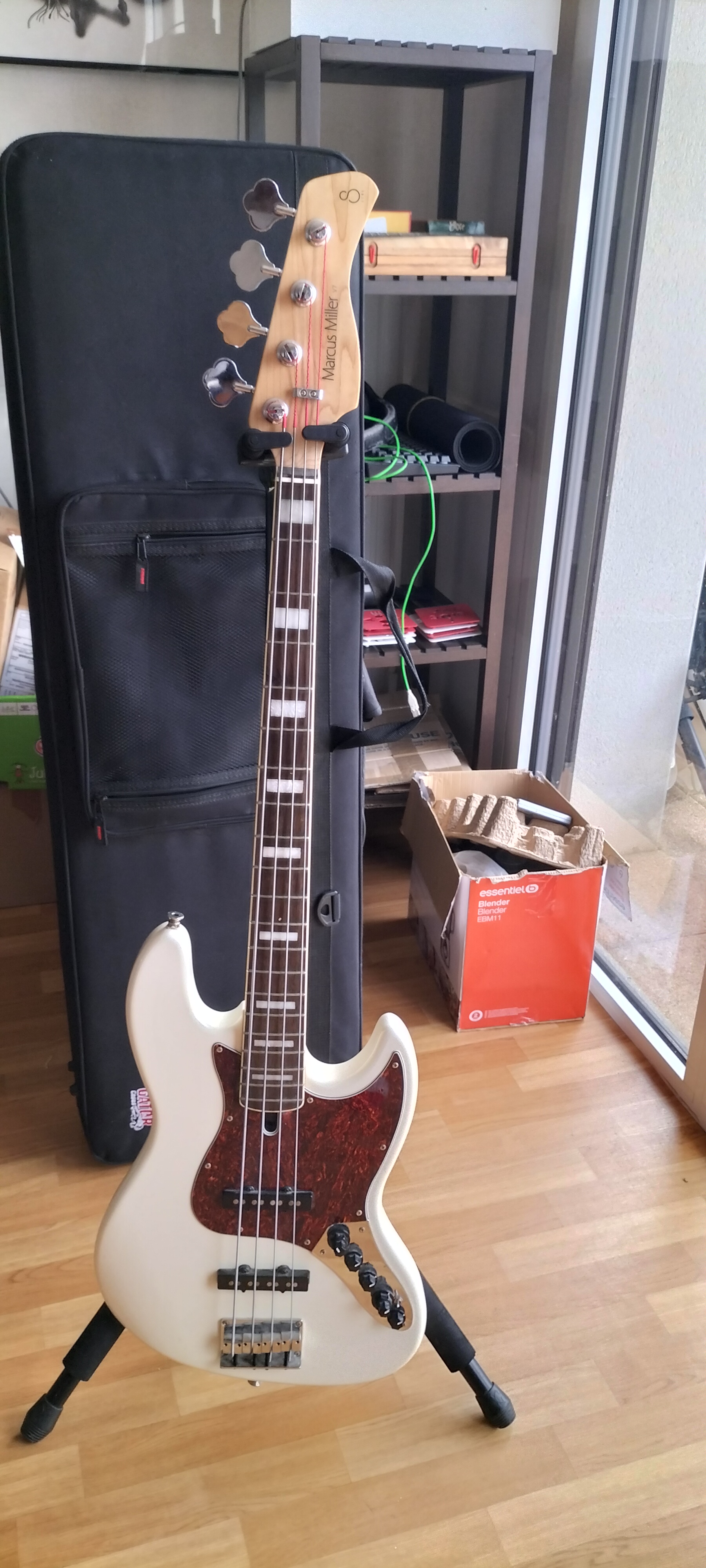 Sire V7 4 cordes + Softcase