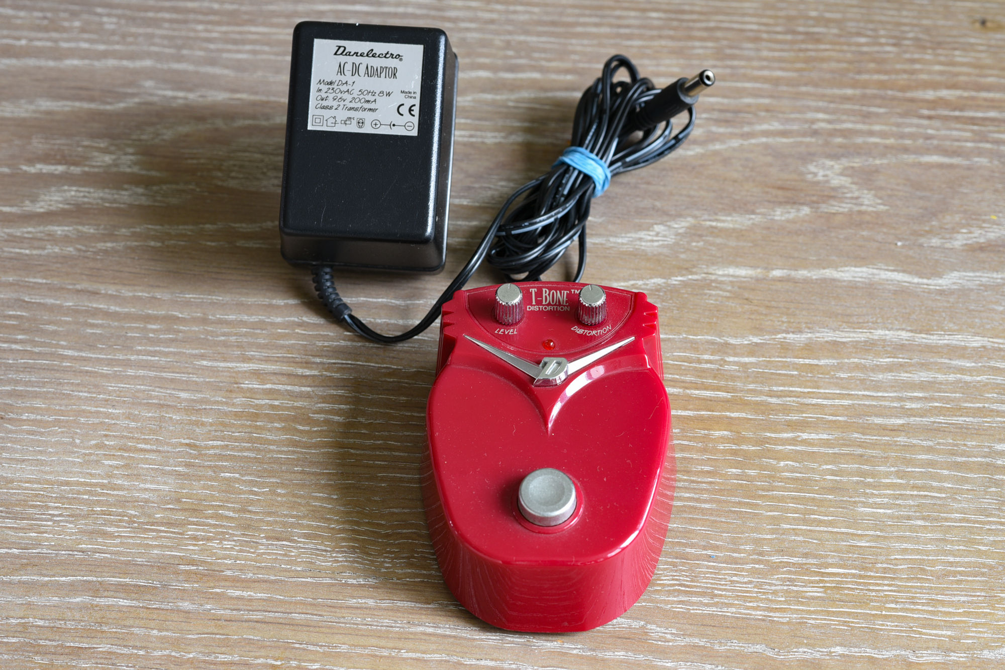 Vends très jolie T-Bone Distortion de DANELECTRO