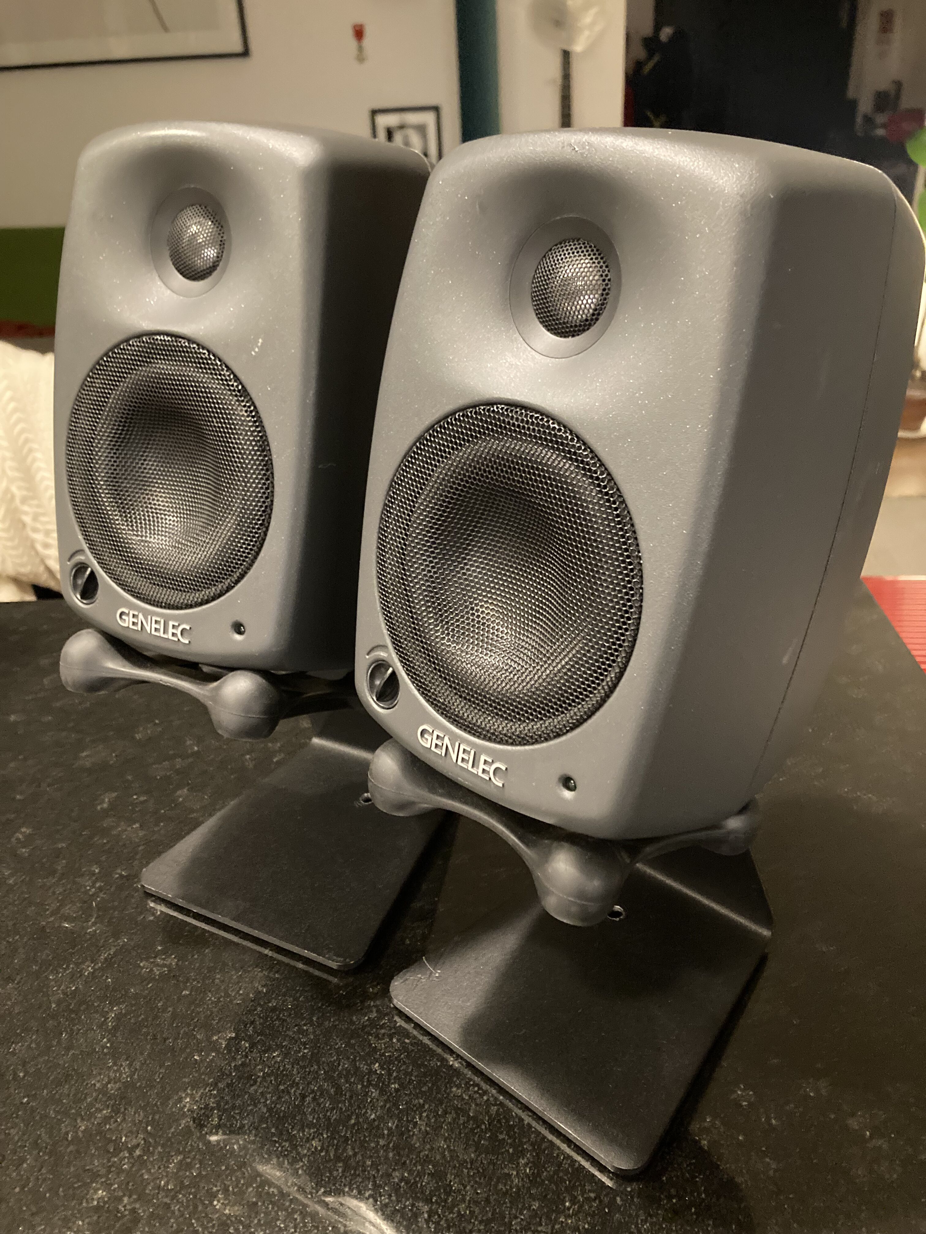 Vends paire d'enceintes GENELEC 8020B + stands GENELEC 