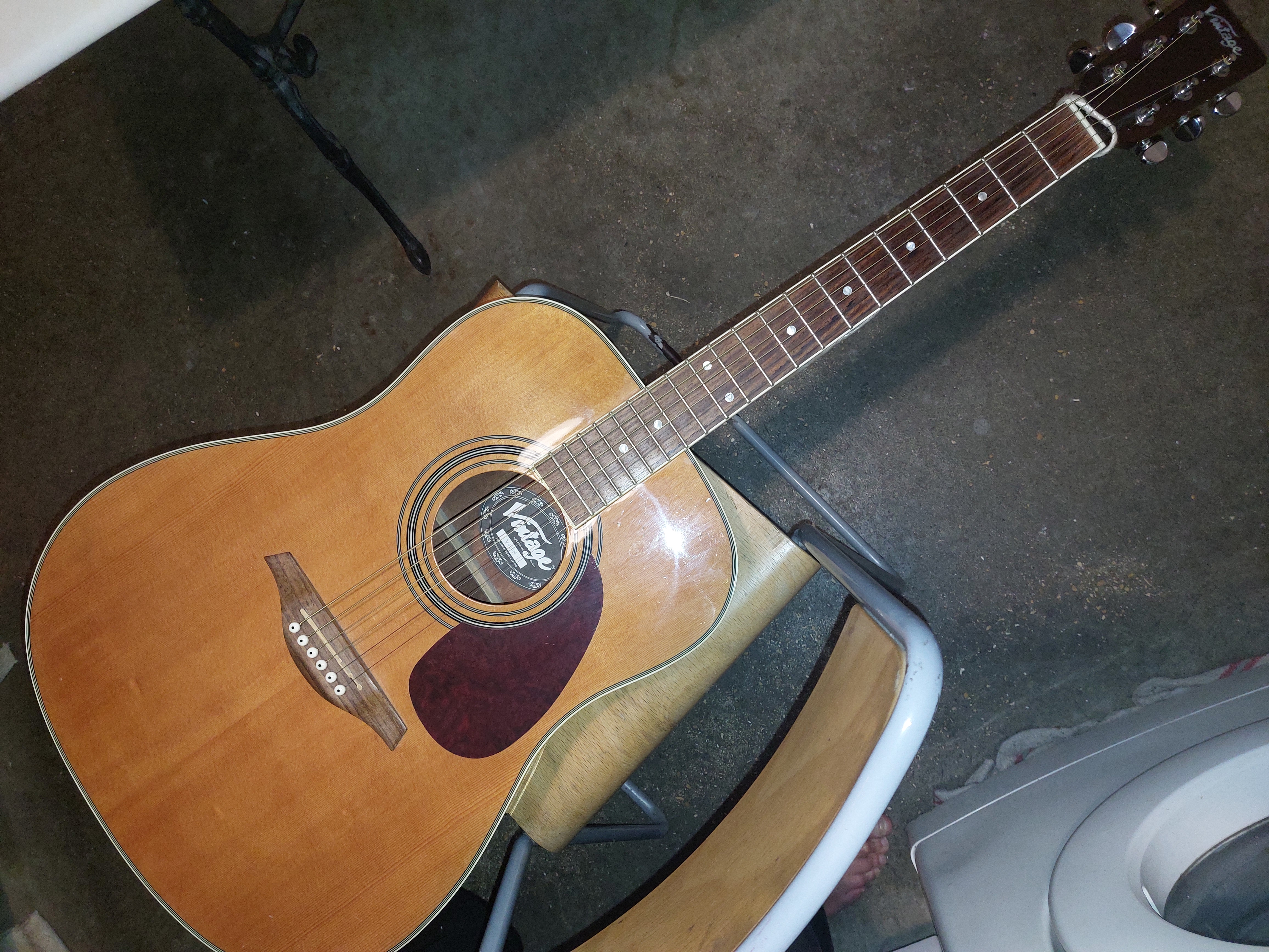Guitare folk Vintage V400 table massive