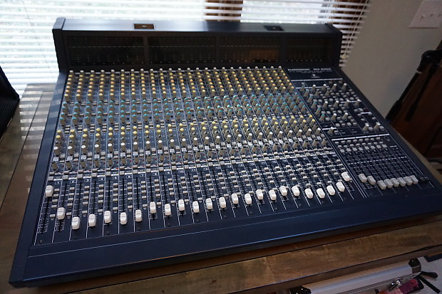 Table de mixage Behringer MX9000 48 : 490 €