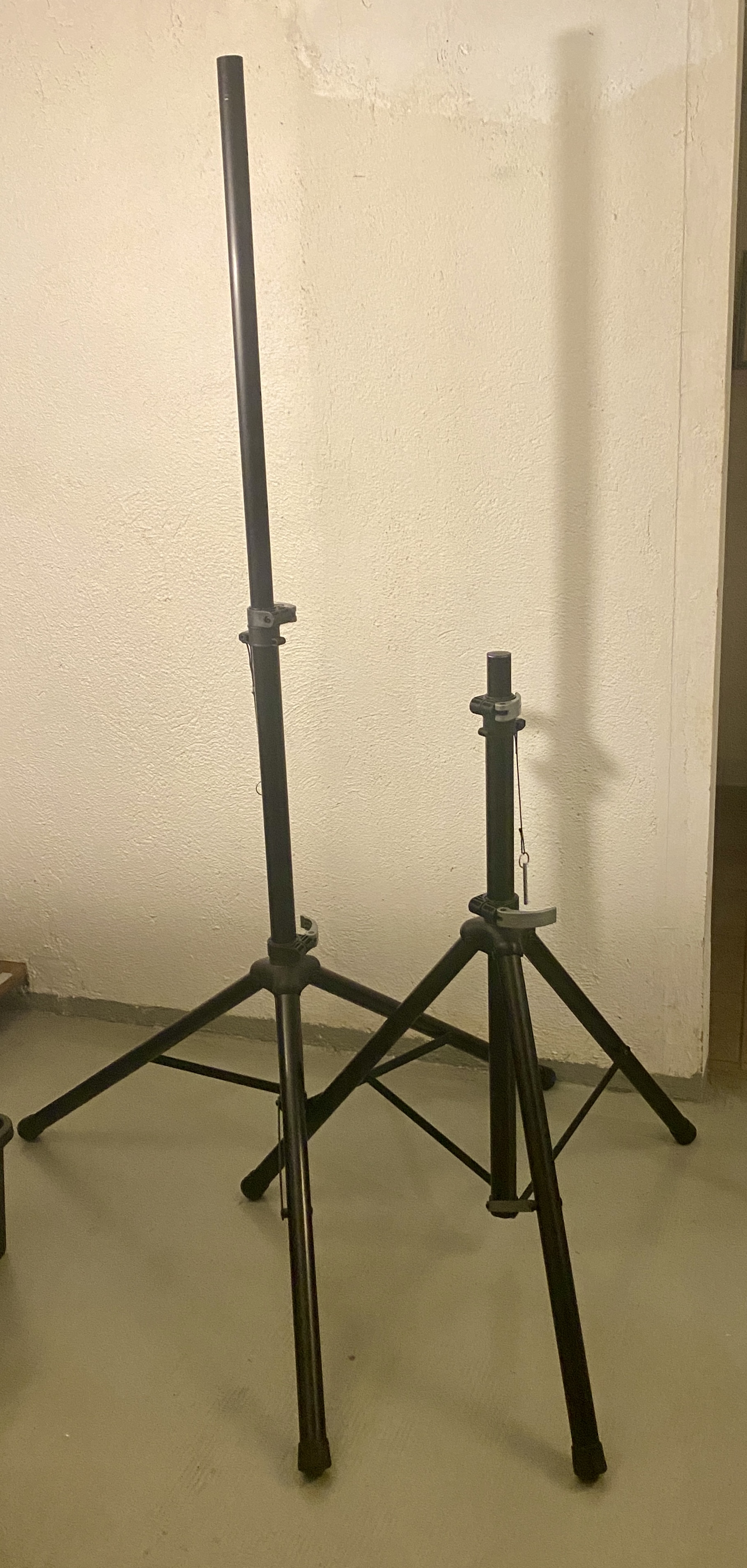 Vends une paire de pieds d'enceinte K & M