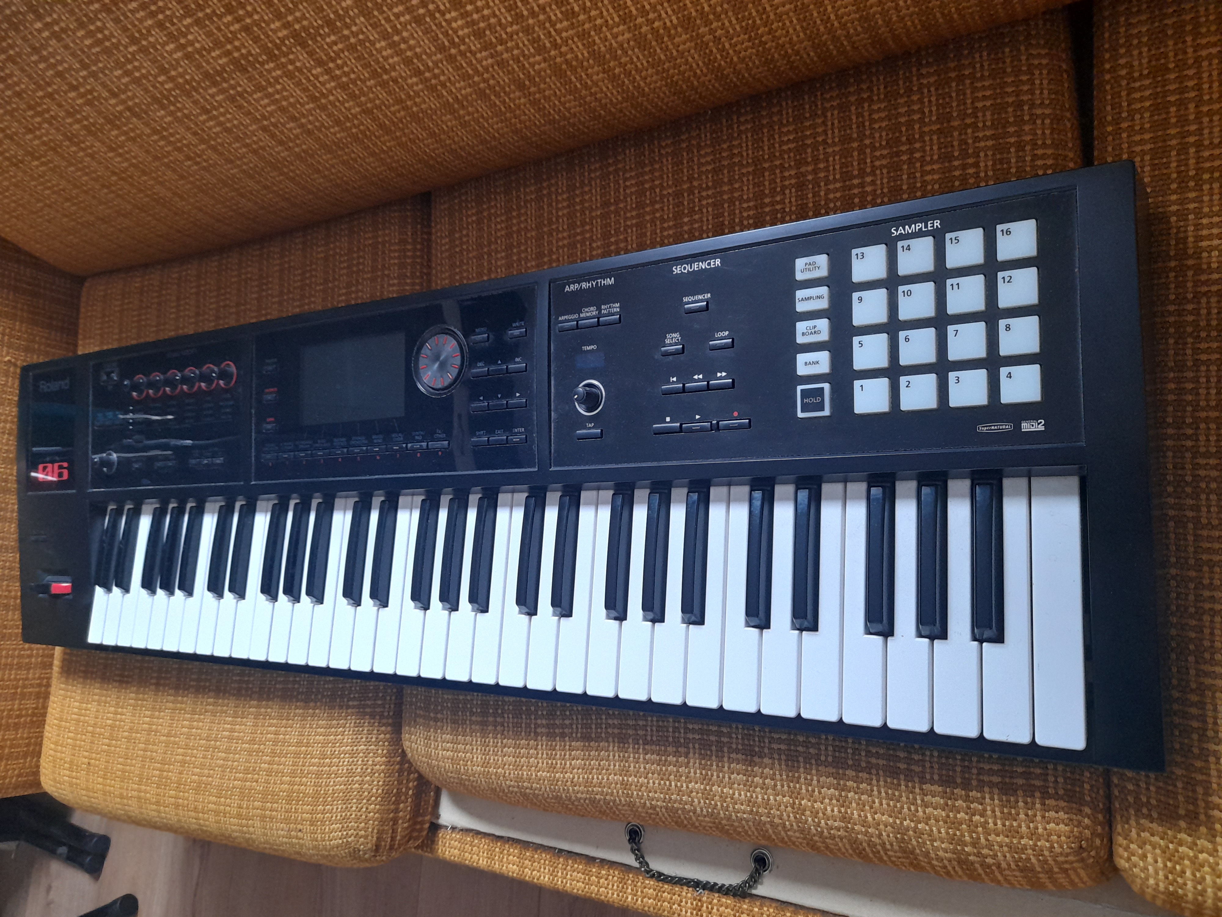 Roland FA06 avec alimentation bon état
