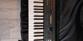 Yamaha mx61 + étui officiel + pédale d'effet + housse de protection