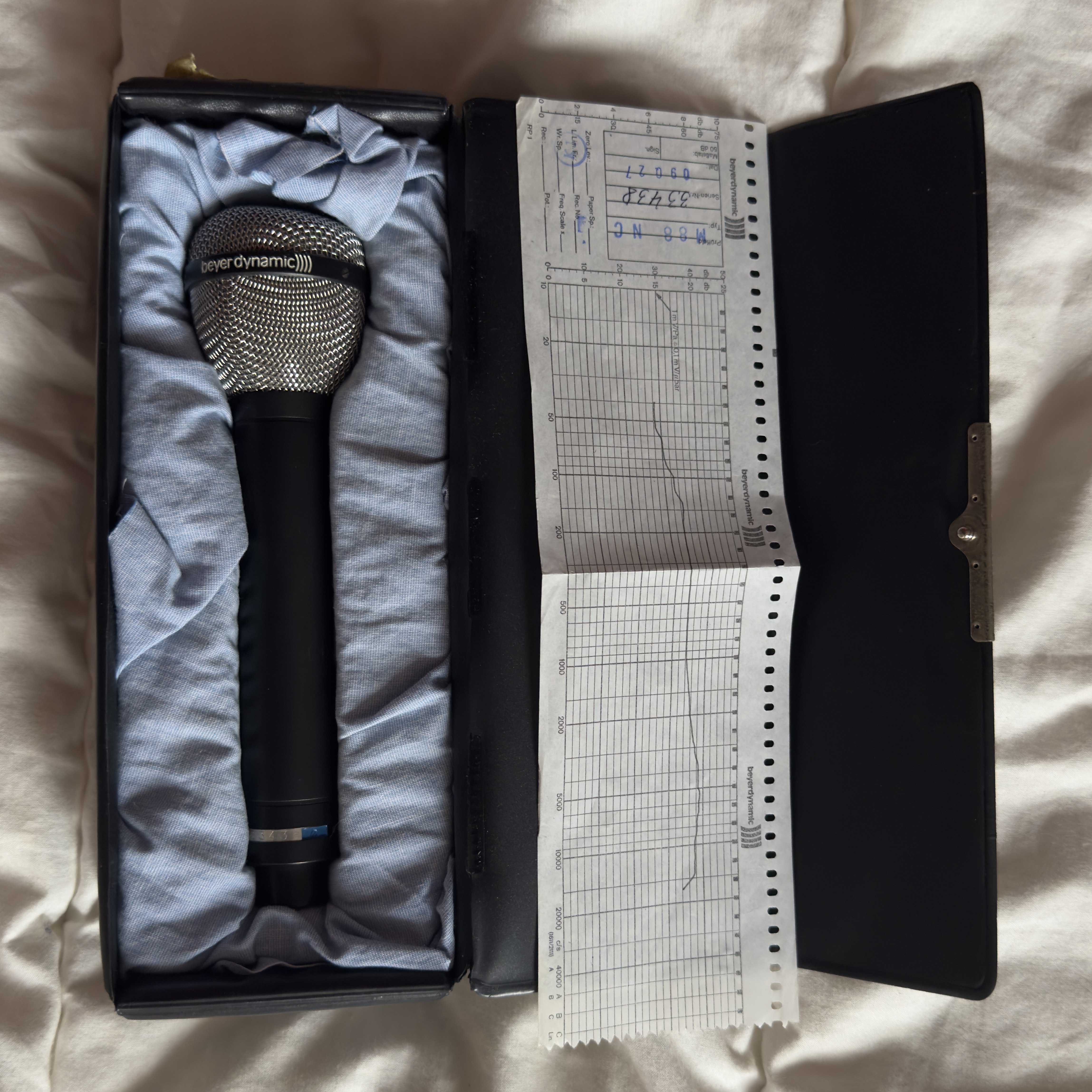 Vends Microphone Beyerdynamic M 88 N 5 (C)  { micro que Phil Collins et Mick Jagger } bon état + boite + réponses en fréquence