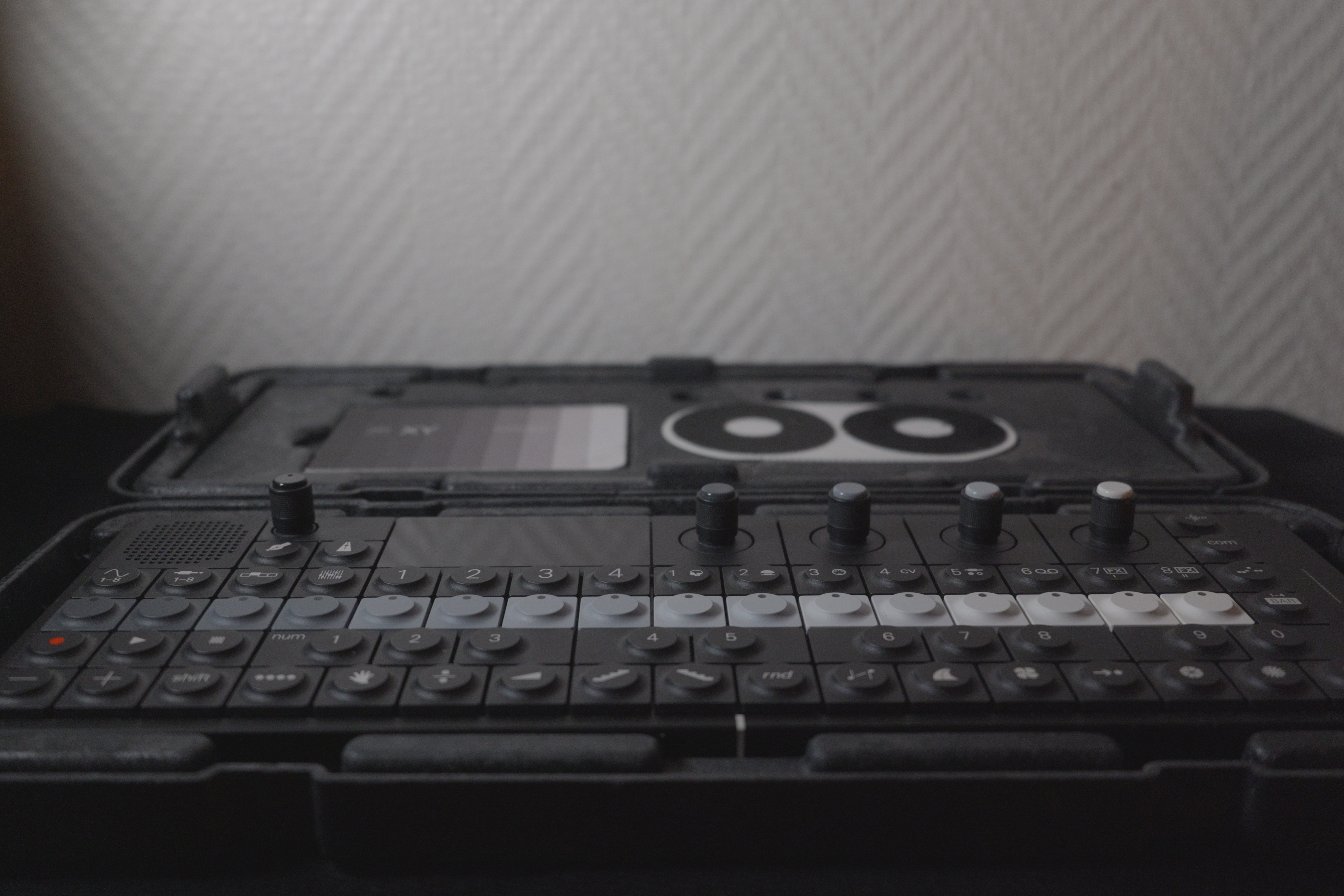 Vends Teenage Engineering OP - XY - Excellent état (quasi neuf) - premiere main - échange possible.