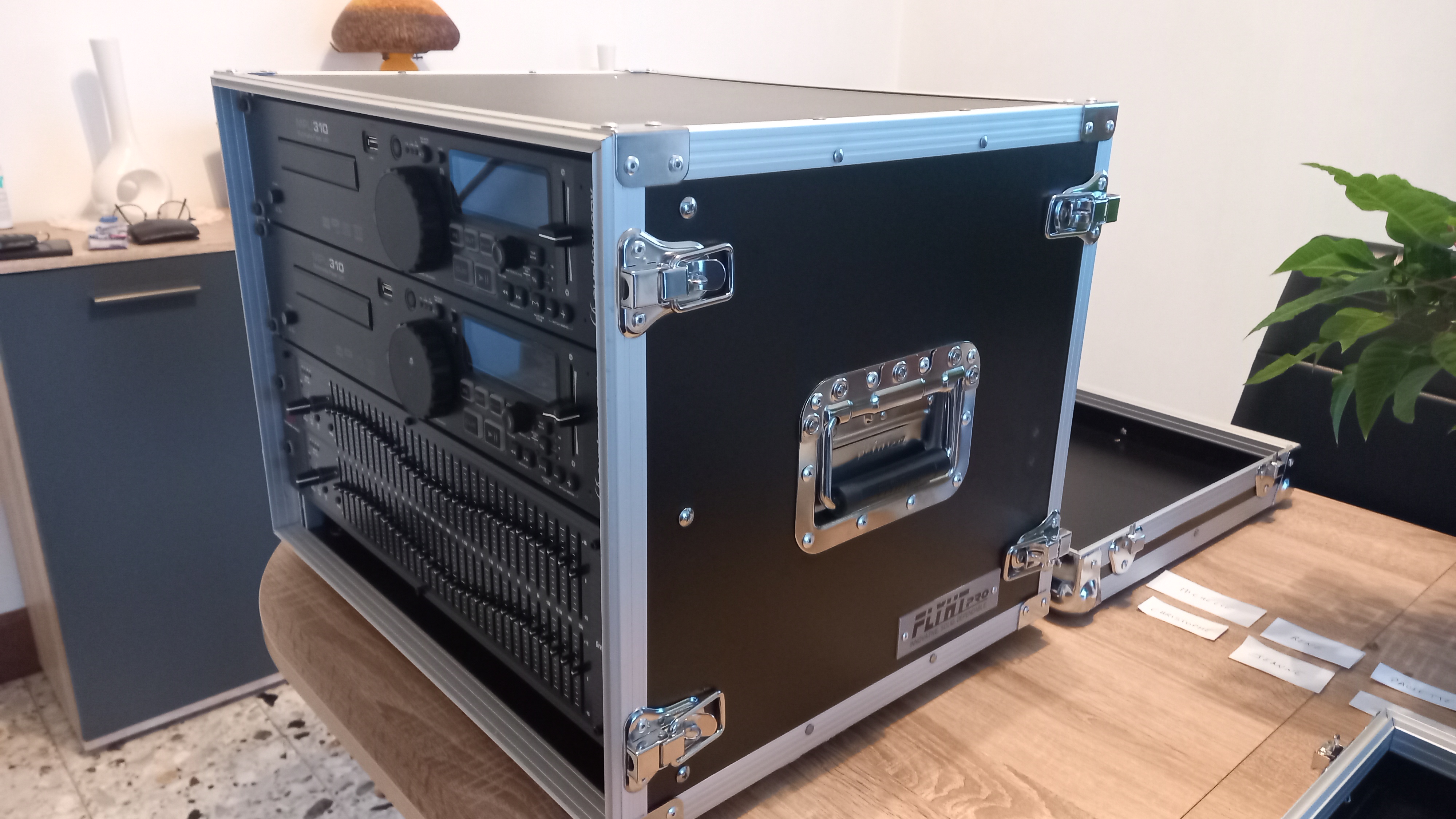 Vendre 2 lecteurs MP3 USB 1 equalizer  2x 43 bandes 1flygh case  neuf J’arrête DJ 