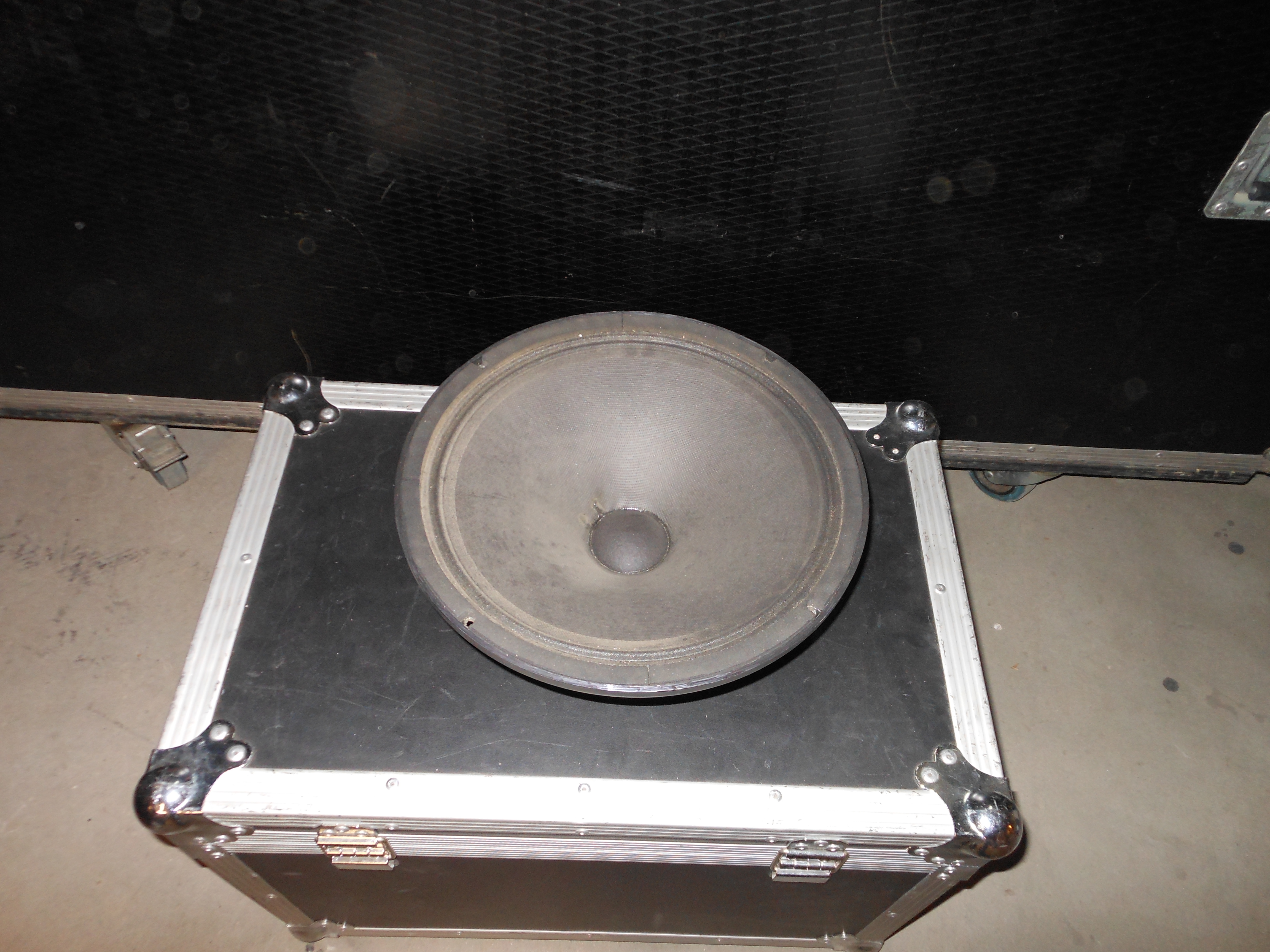 Vends une paire de HP JBL MI12