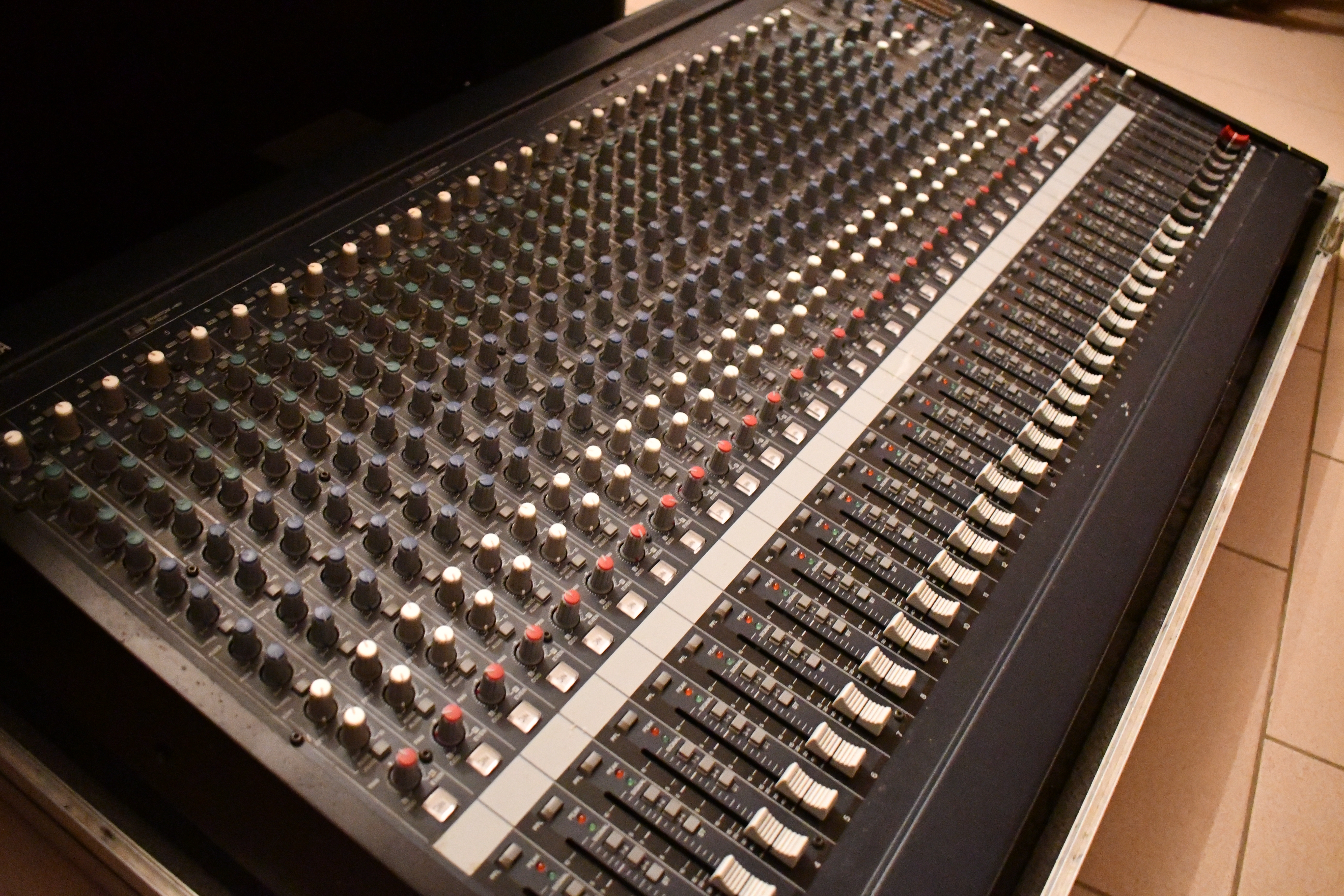 Vends table de mixage Yamaha MG32/14FX + flight case