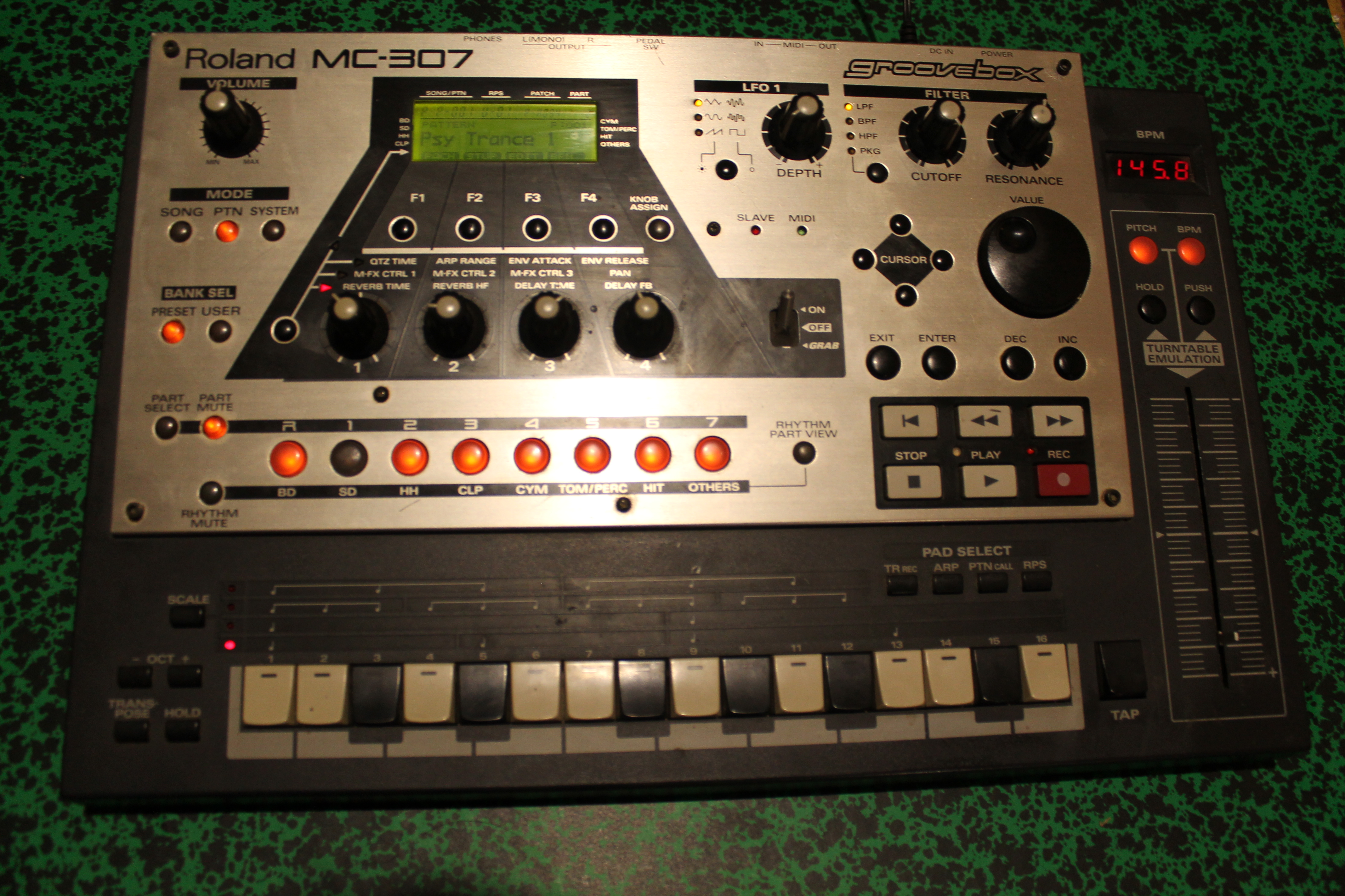Roland MC-307 Groovebox 2000s