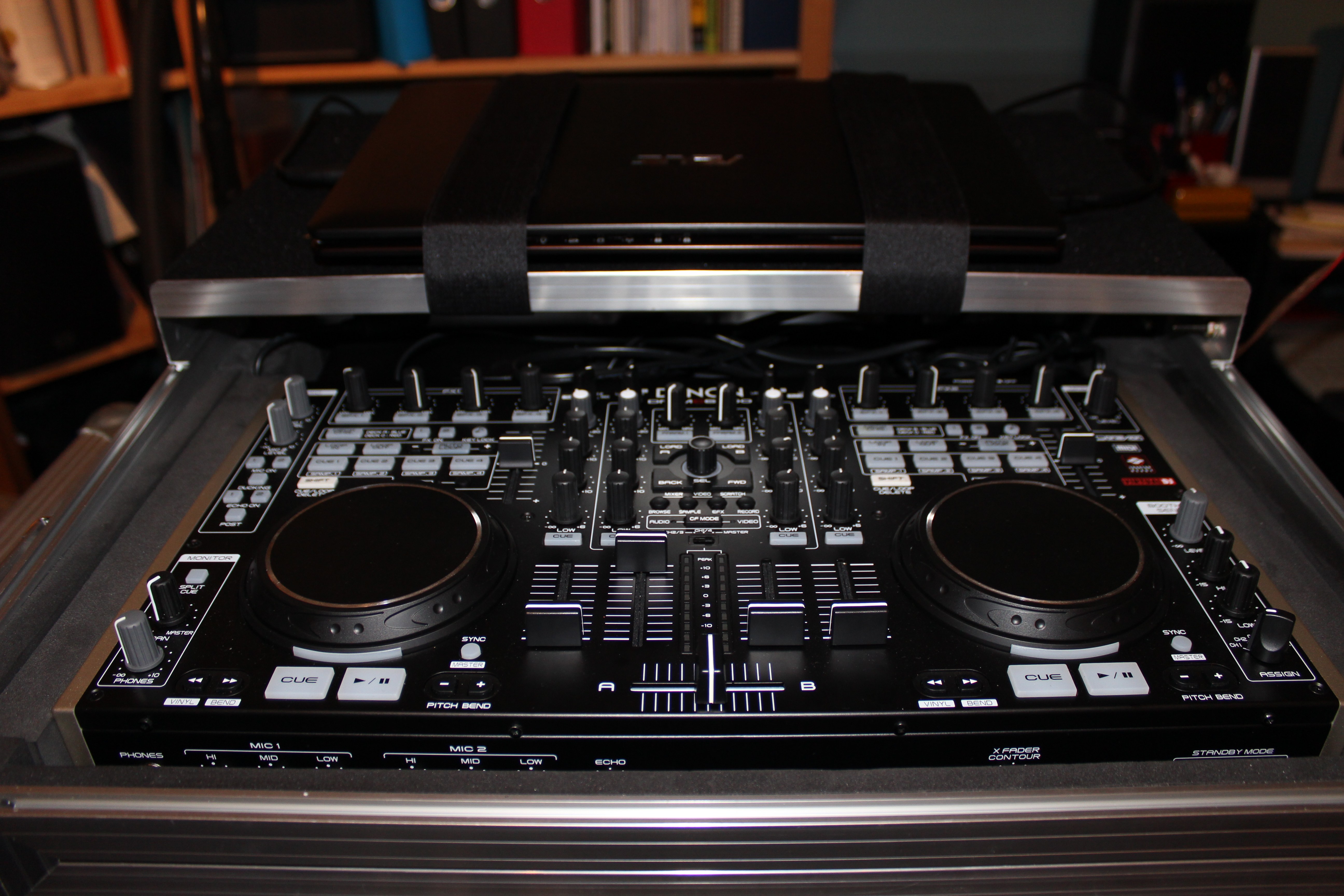 Contrôleur DJ Hybrid Denon DN-MC6000 + Flight Case Pro "Laptop Ready"
