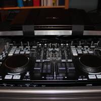 Contrôleur DJ Hybrid Denon DN-MC6000 + Flight Case Pro "Laptop Ready"